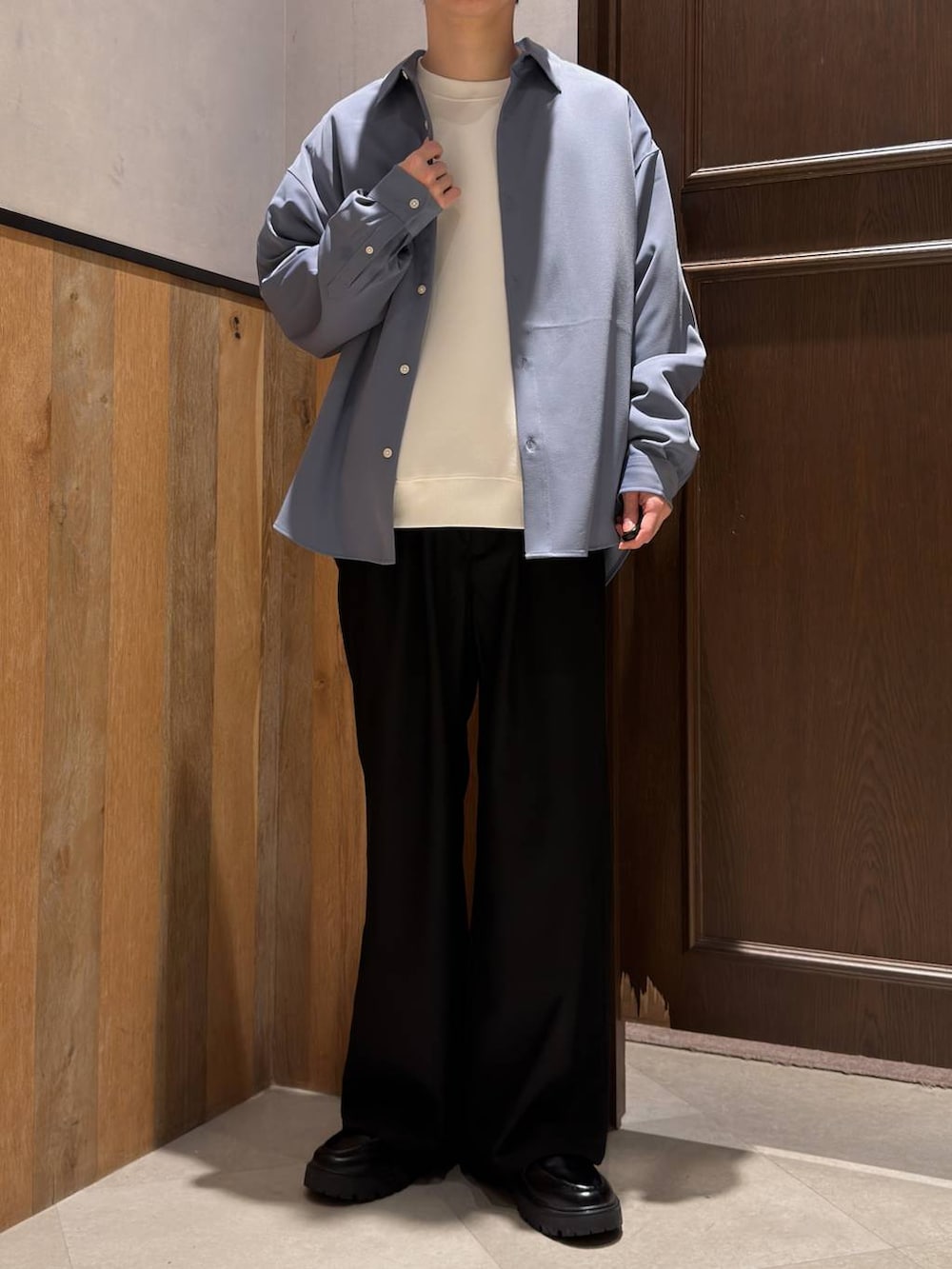 ブルー系のシャツ/ブラウス、その他のスラックス、ブラック系のドレスシューズを着用したメンズの春コーディネートの2枚目の写真