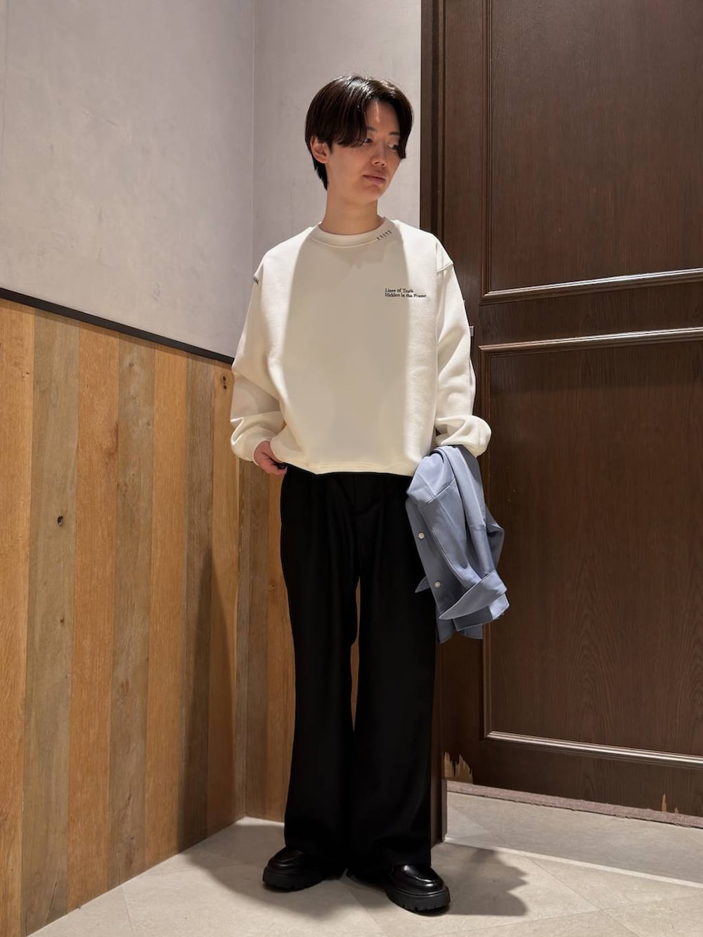 ブルー系のシャツ/ブラウス、その他のスラックス、ブラック系のドレスシューズを着用したメンズの春コーディネートの3枚目の写真