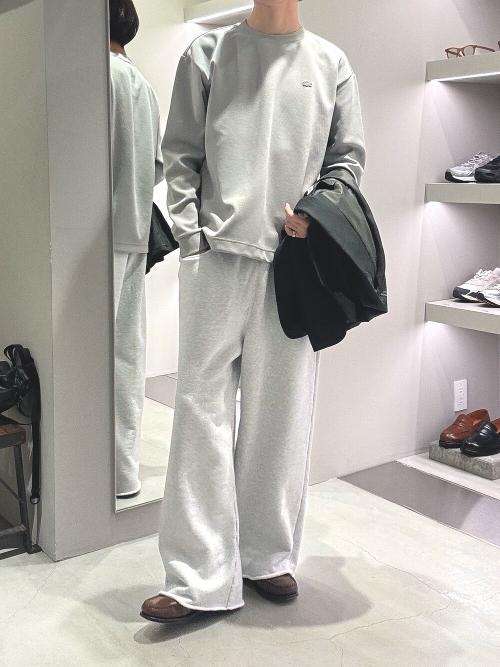 ブラック系のトートバッグ、グリーン系のその他アウター、グレー系のTシャツ/カットソーを着用したメンズの秋コーディネートの3枚目の写真