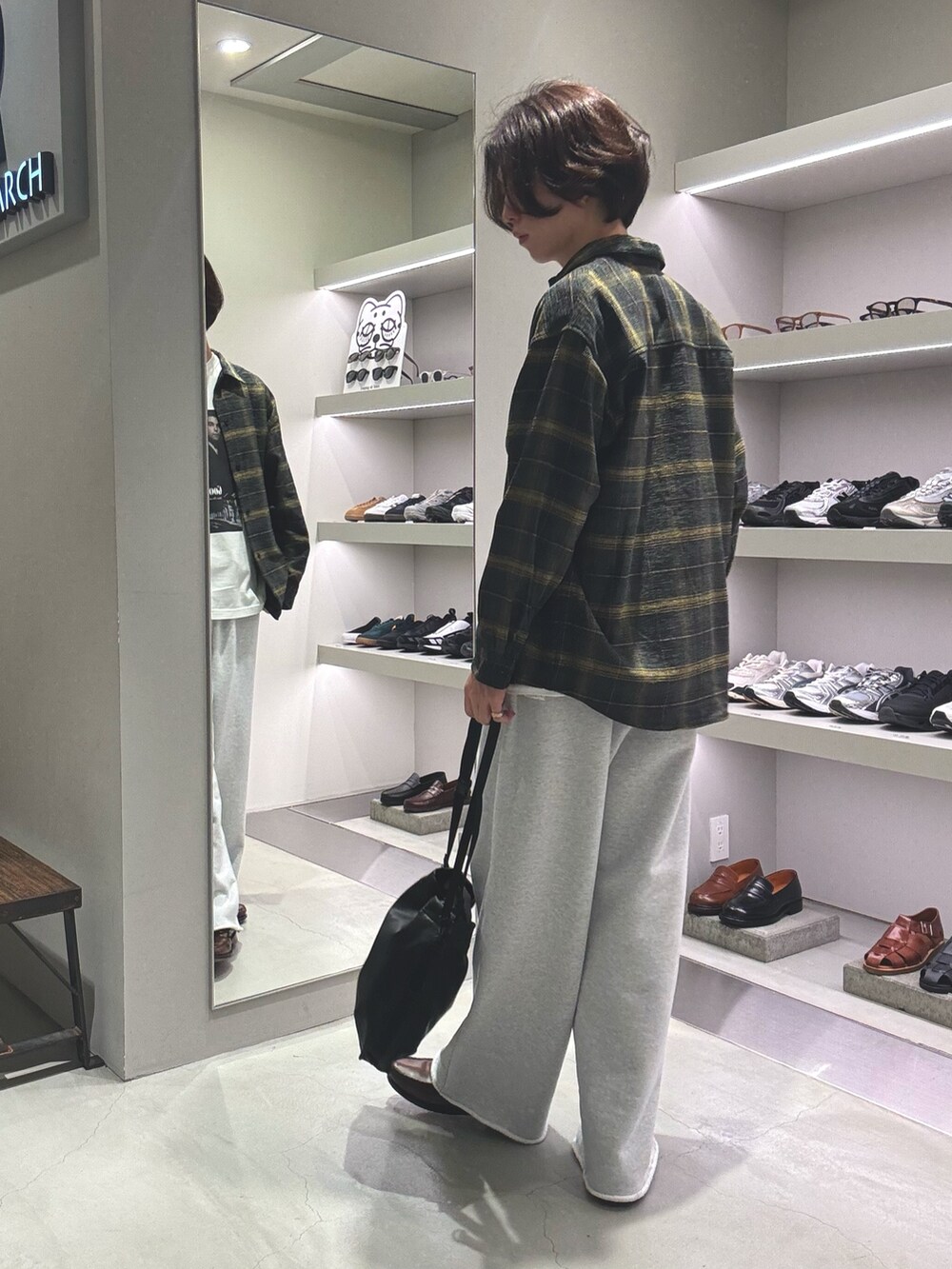 ブラウン系のシャツ/ブラウス、ホワイト系のTシャツ/カットソー、グレー系のスウェットパンツを着用したメンズの秋コーディネートの3枚目の写真