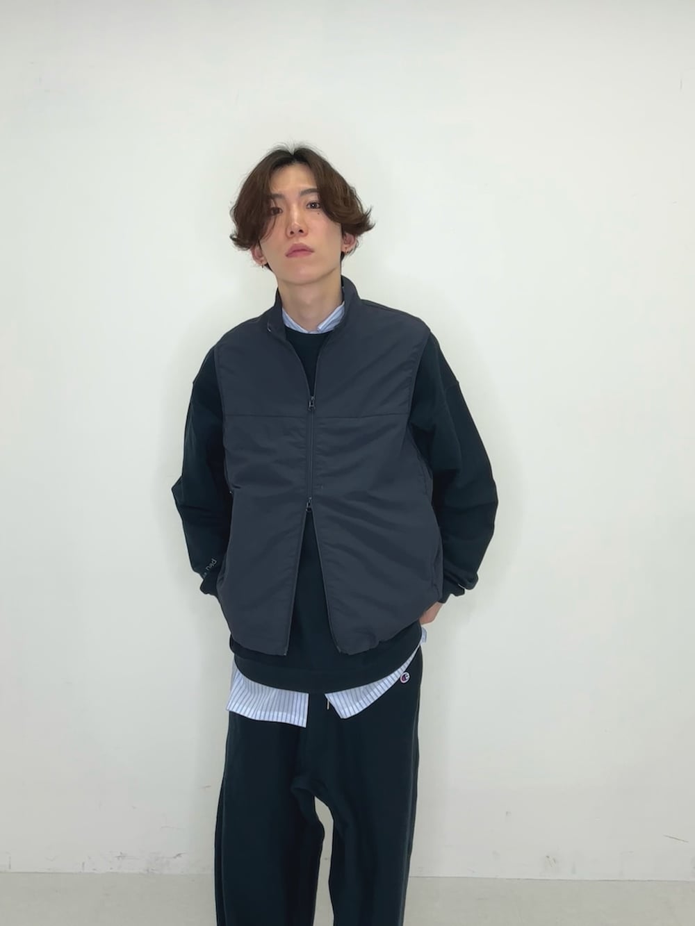 ブルー系のスニーカー、ブルー系のスウェット、ブルー系のその他パンツを着用したメンズの冬コーディネートの2枚目の写真