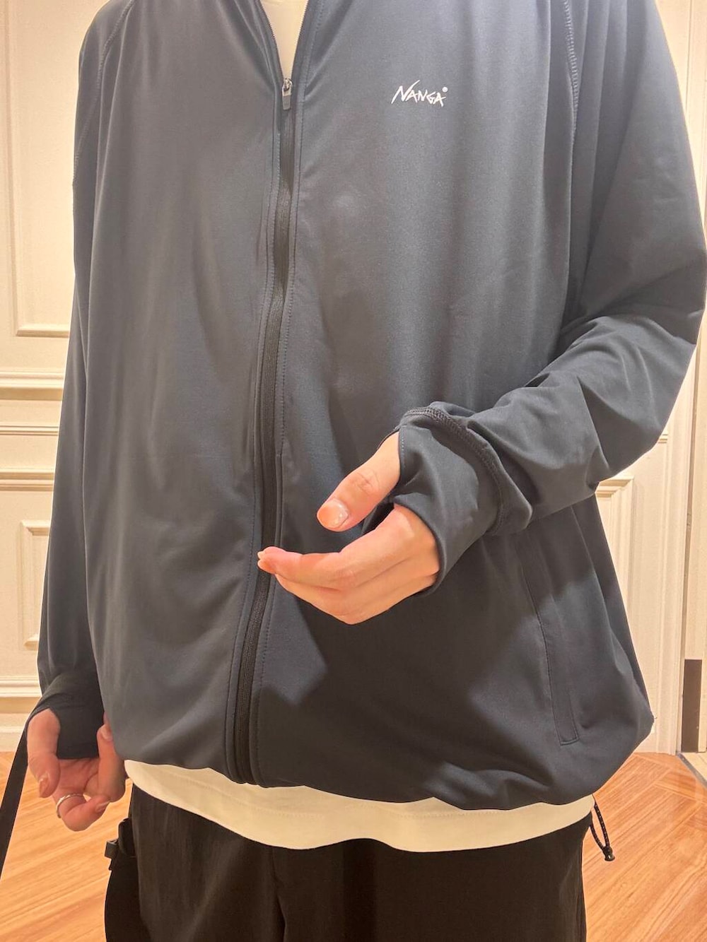 ブラック系のショルダーバッグ、ホワイト系のタンクトップ、ブラック系のその他パンツを着用したメンズの夏コーディネートの3枚目の写真