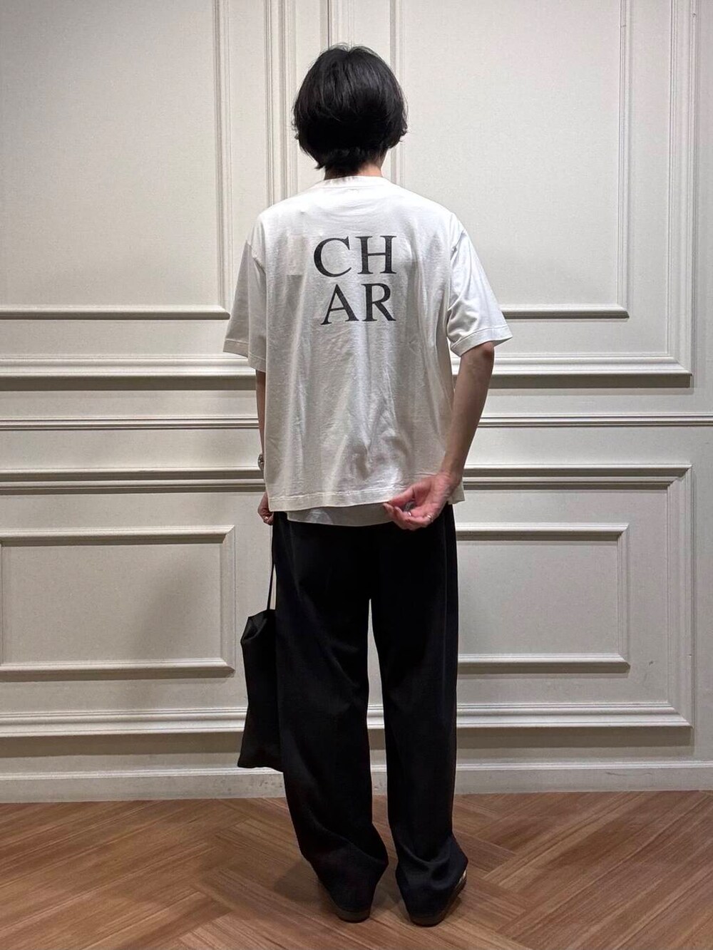 グレー系のその他パンツ、ホワイト系のスニーカーを着用したメンズの夏コーディネートの2枚目の写真