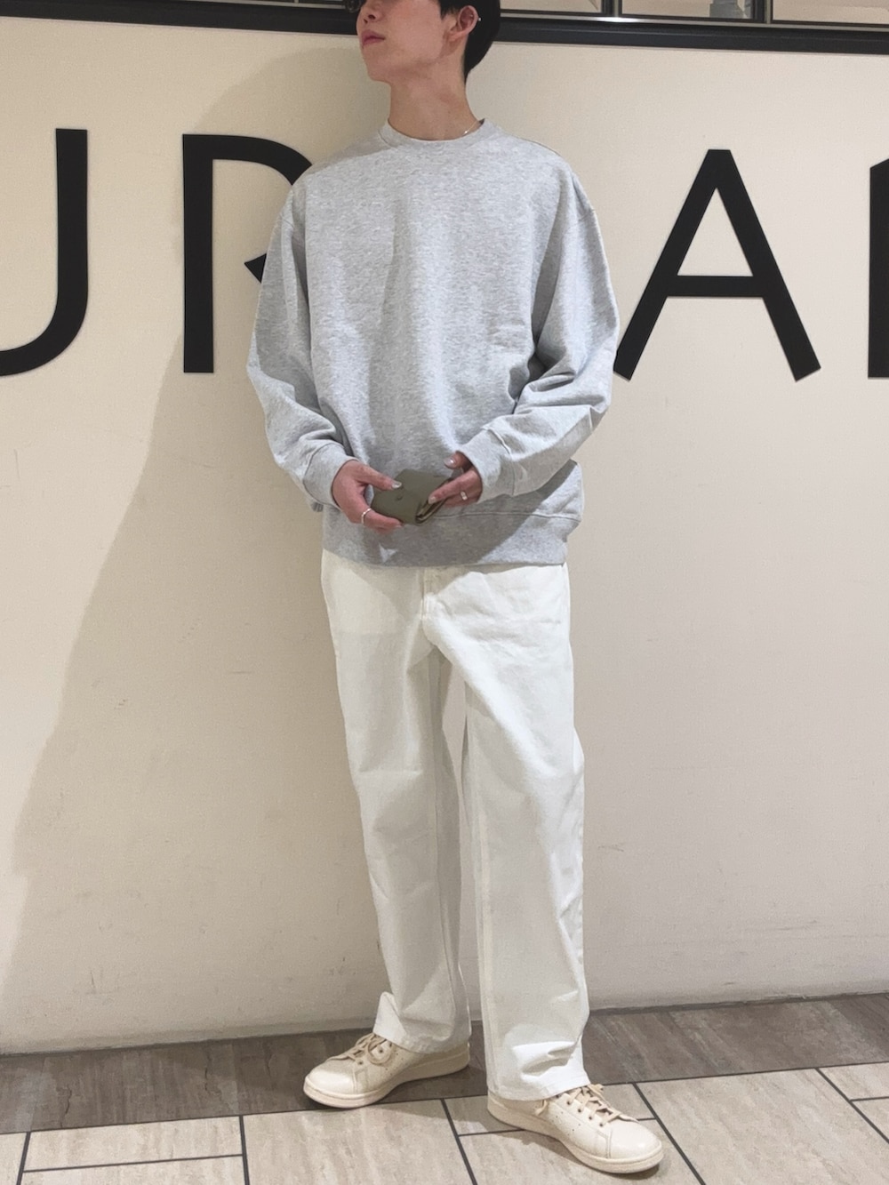 「大人コーデ、休日コーデ、スウェット、スニーカー、デニム、アーバンリサーチ、URBAN RESEARCH、めがね、韓国ファッション、シンプルコーデ、ワントーンコーデ、淡色コーデ、白スニーカー、グレー、ホワイト」｜「KANEKO OPTICALの『別注』KANEKO OPTICAL×URBAN RESEARCH　URA-2（メガネ、ブラウン系）」を使った、うちだりょうさん（骨格ナチュラル・メンズ・178cm）の冬コーディネートの2枚目の写真