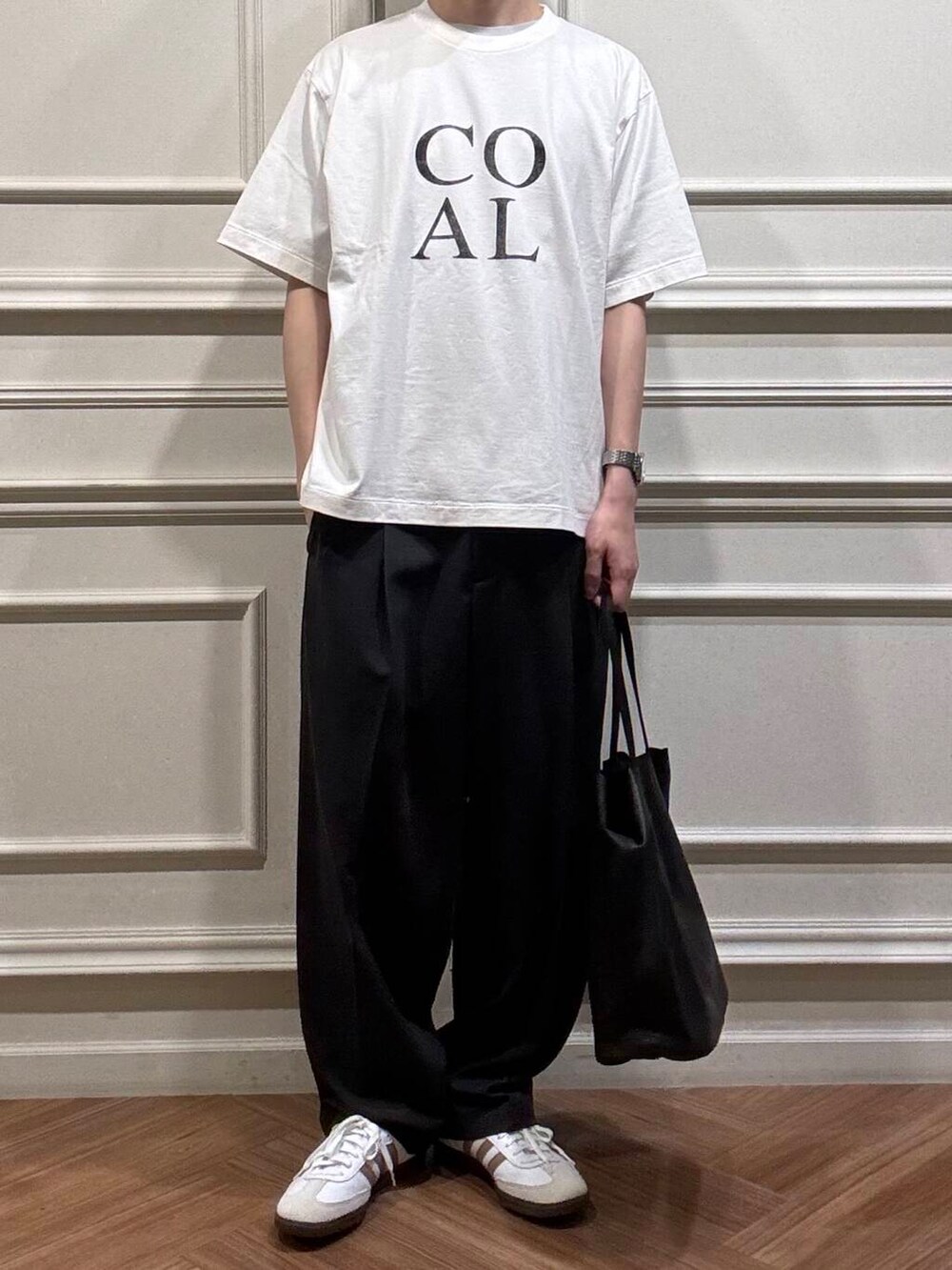 グレー系のその他パンツ、ホワイト系のスニーカーを着用したメンズの夏コーディネートの3枚目の写真