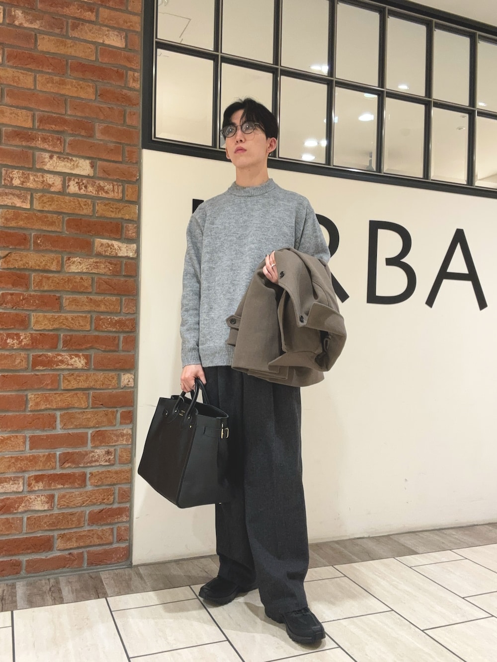 「スラックス、大人コーデ、デートコーデ、ニットコーデ、冬コーデ、大人カジュアル、スニーカー、休日コーデ、秋冬コーデ、冬アウター、韓国ファッション、URBAN RESEARCH、アーバンリサーチ、ステンカラーコート、メガネ男子」|「SALOMONのSALOMON SALOMON ACS PRO GTX(スニーカー、ブラック系)」を使った、うちだりょうさん(メンズ・178cm)の秋コーディネートの4枚目の写真