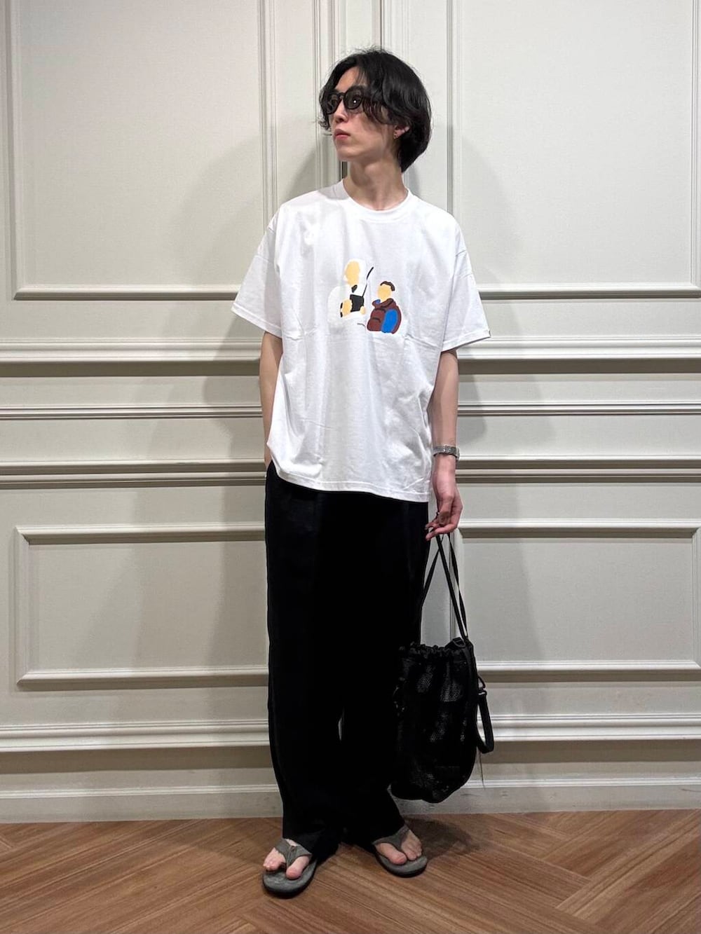 ブルー系のその他パンツ、ブラック系のショルダーバッグ、グレー系のサンダルを着用したメンズの夏コーディネートの2枚目の写真