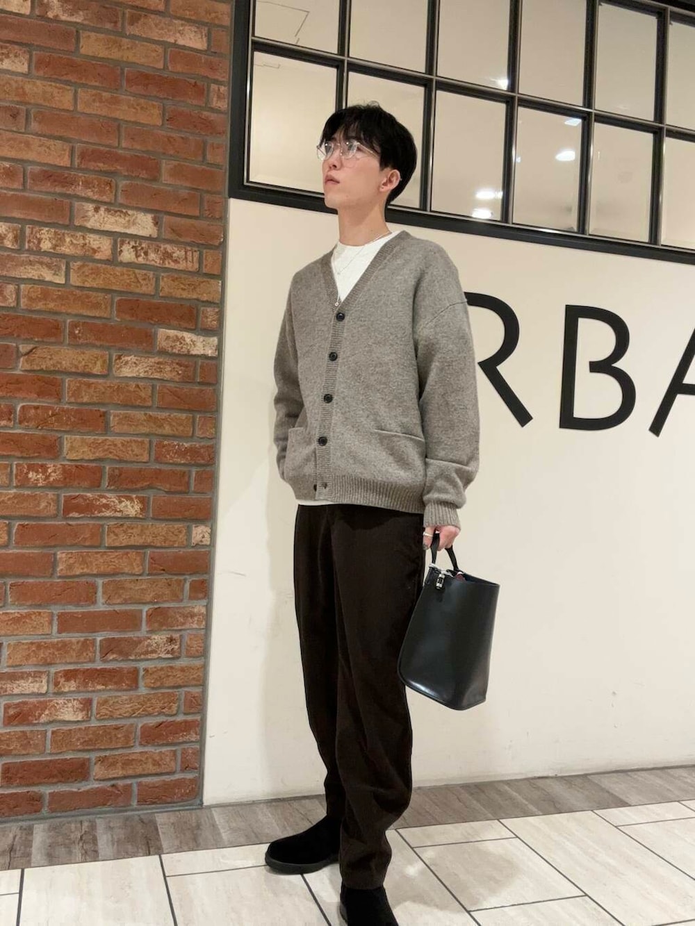 ブラウン系のその他パンツ、ブラック系のトートバッグ、ベージュ系のスウェットを着用したメンズの秋コーディネートの2枚目の写真