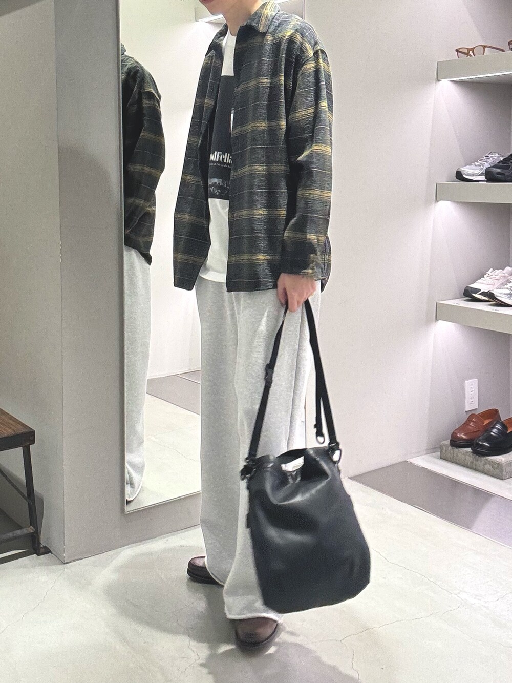 ブラウン系のシャツ/ブラウス、ホワイト系のTシャツ/カットソー、グレー系のスウェットパンツを着用したメンズの秋コーディネートの2枚目の写真