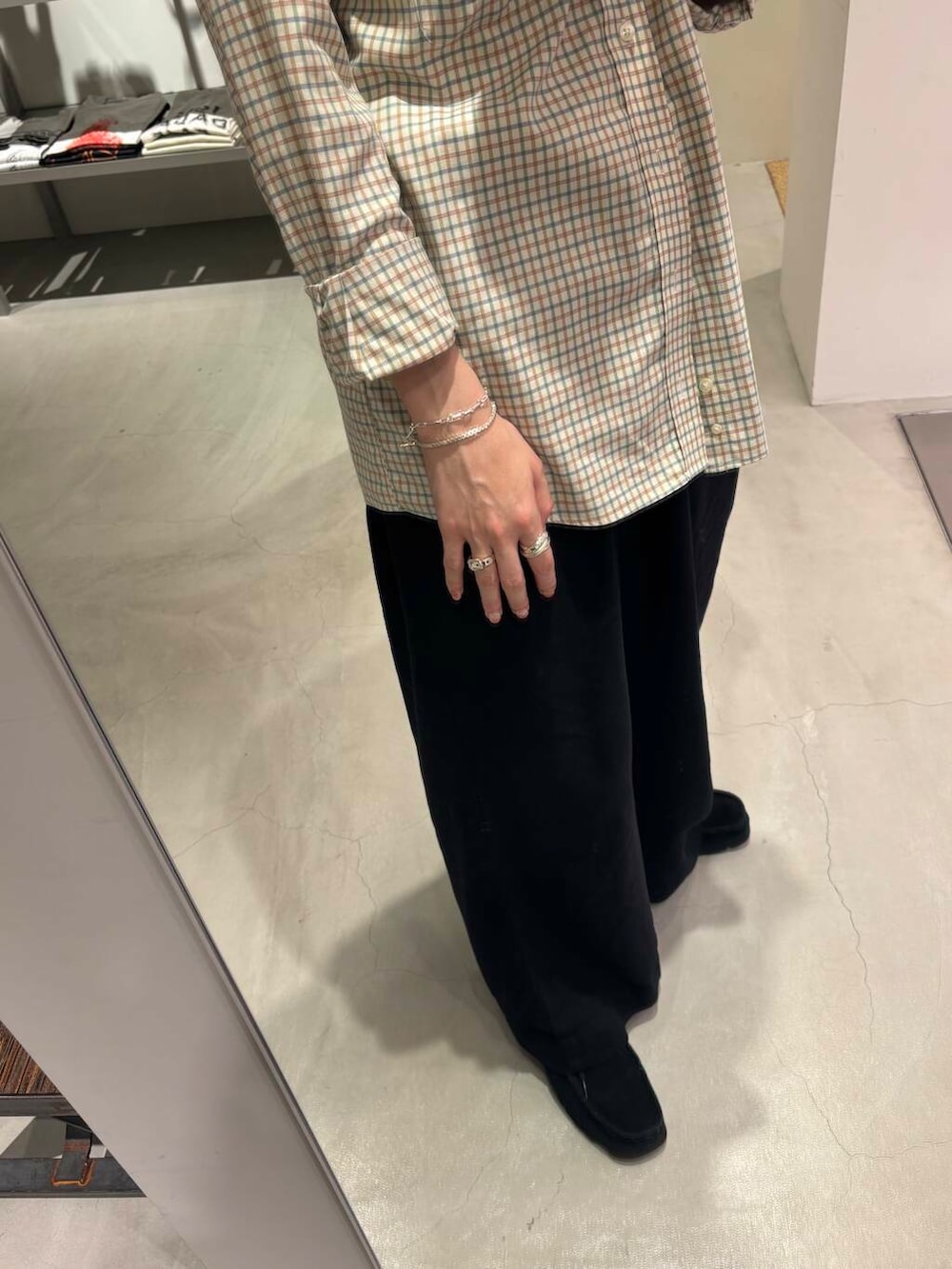 シルバー系のリング、シルバー系のリング、シルバー系のブレスレットを着用したメンズの夏コーディネートの2枚目の写真