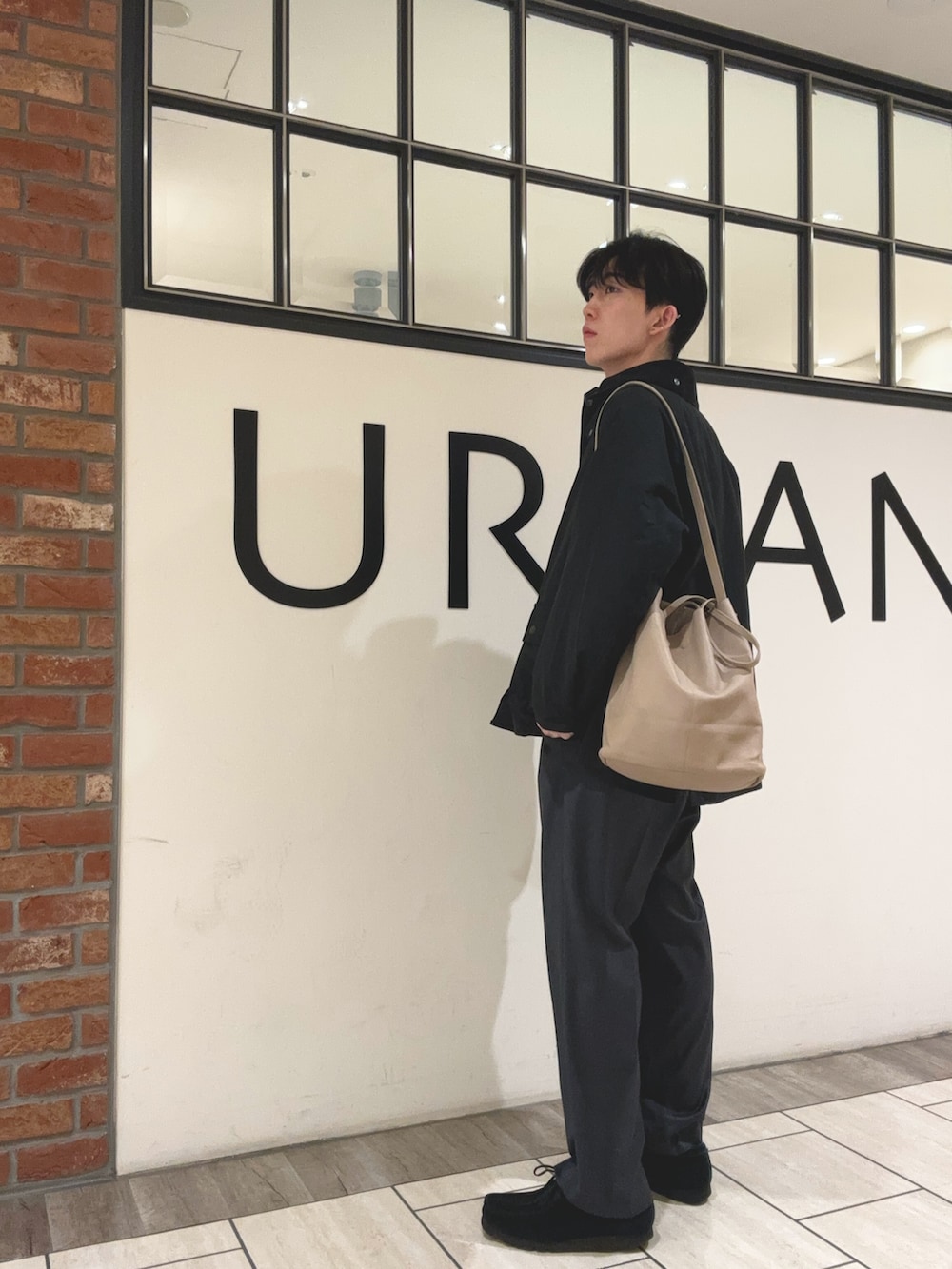 「スラックス、休日スタイル、レザー、秋冬コーデ、秋服、カジュアルコーデ、おしゃれさんと繋がりたい、ootd、URBAN RESEARCH、アーバンリサーチ、barbour、チェック、きれいめカジュアル、寒い、クリスマスコーデ」｜「ClarksのClarks　Wallabee GTX（その他シューズ、ブラック系）」を使った、うちだりょうさん（メンズ・178cm）の秋コーディネートの2枚目の写真
