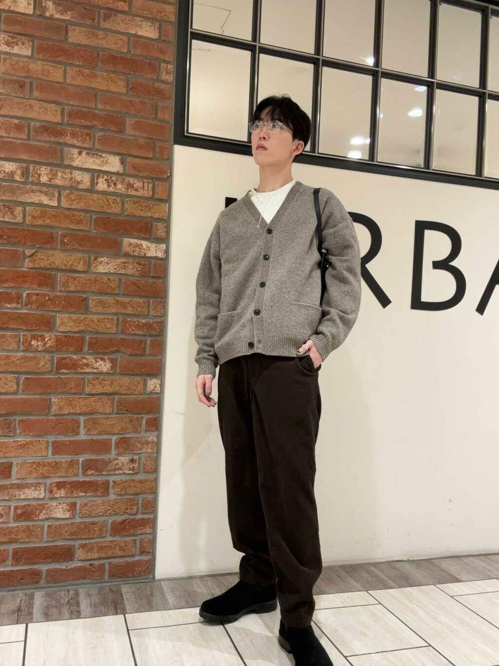 ブラウン系のその他パンツ、ブラック系のトートバッグ、ベージュ系のスウェットを着用したメンズの秋コーディネートの3枚目の写真