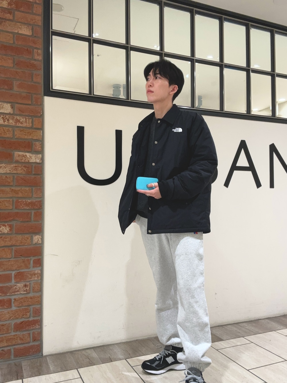 「モノトーン、休日スタイル、スウェット、冬コーデ、お出かけコーデ、秋冬コーデ、ストリートMIX、URBAN RESEARCH、アーバンリサーチ、ノースフェイス、New Balance、コーチジャケット、ゆるコーデ、ラフ、きれいめカジュアル」|「URBAN RESEARCHのWフェイスクルーネックニット(ニット/セーター、グレー系)」を使った、うちだりょうさん(メンズ・178cm)の秋コーディネートの2枚目の写真