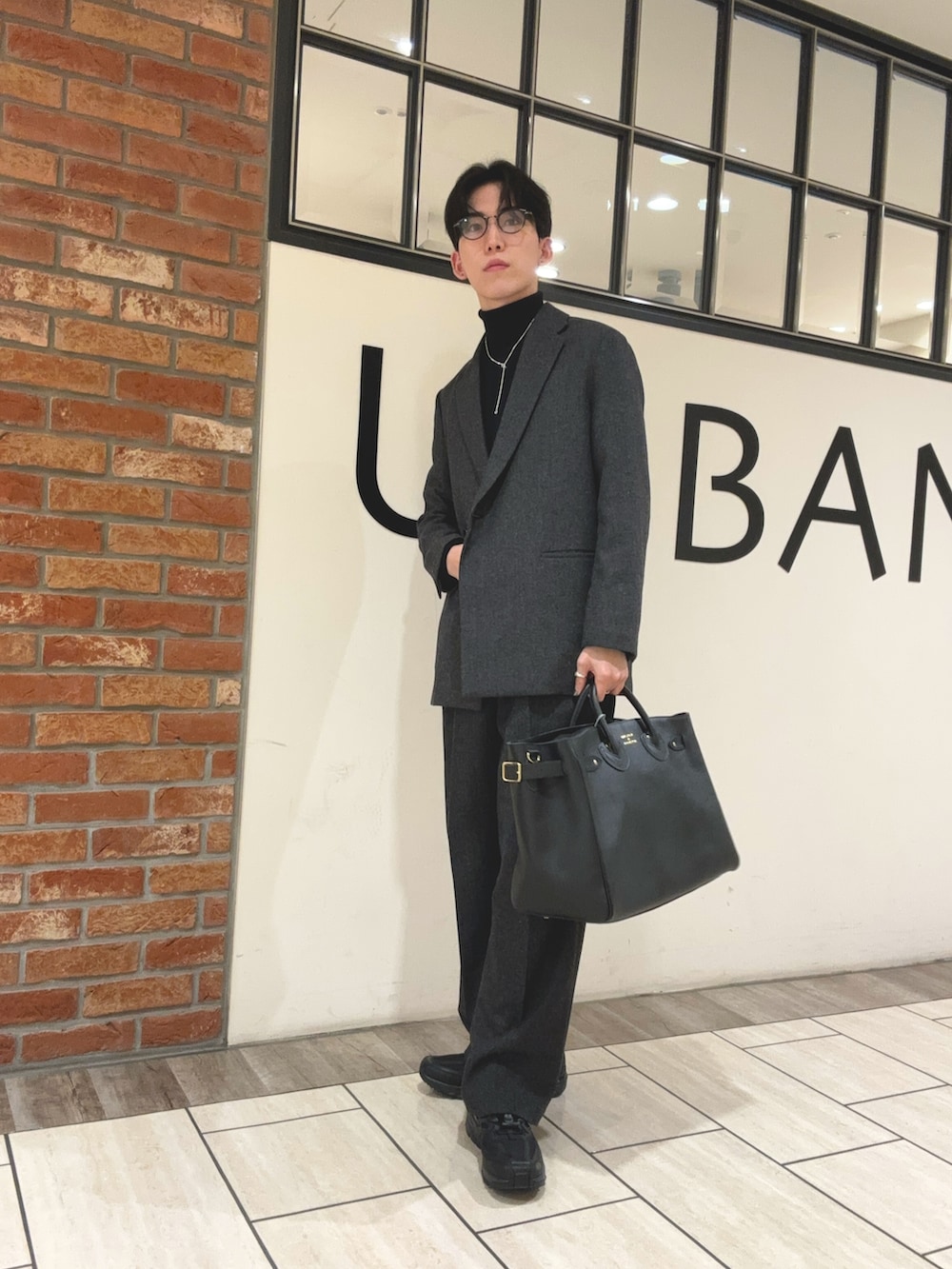 「タートルネック、スニーカー、キレイめ、アーバンリサーチ、URBAN RESEARCH、SALOMON、セットアップ、へリンボーン、めがね、モード、デート、モノトーンコーデ、レザー、冬コーデ、秋コーデ」|「URBAN RESEARCHの『セットアップ対応』ヘリンボーンワイドストレートスラックス(スラックス、グレー系)」を使った、うちだりょうさん(メンズ・178cm)の秋コーディネートの2枚目の写真