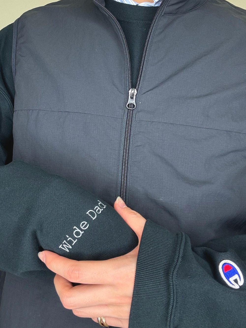 ブルー系のスニーカー、ブルー系のスウェット、ブルー系のその他パンツを着用したメンズの冬コーディネートの3枚目の写真