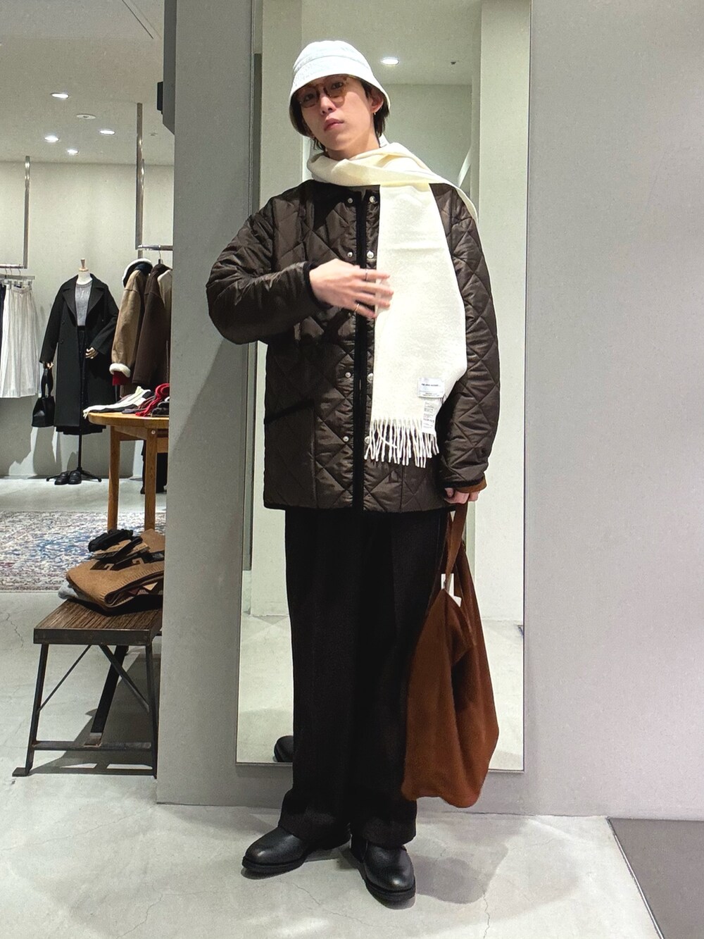 ブラック系のブーツ、ブラウン系のトートバッグ、ブラウン系のその他パンツを着用したメンズの秋コーディネートの2枚目の写真