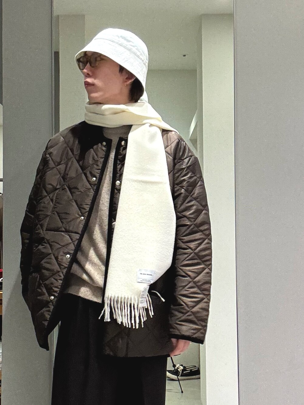 ブラック系のブーツ、ブラウン系のトートバッグ、ブラウン系のその他パンツを着用したメンズの秋コーディネートの3枚目の写真