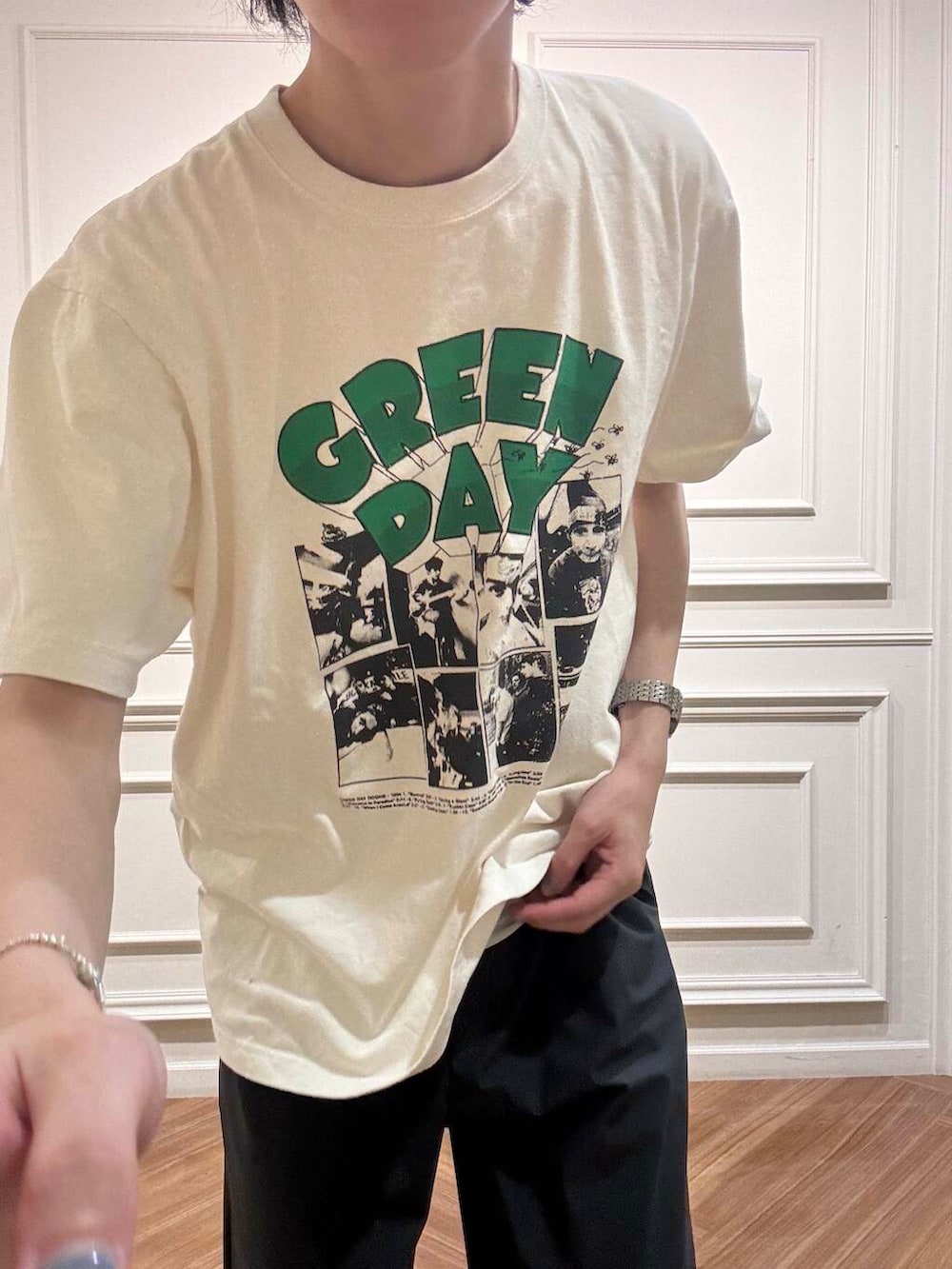 グリーン系のサンダル、グリーン系のその他パンツ、ホワイト系のTシャツ/カットソーを着用したメンズの夏コーディネートの2枚目の写真