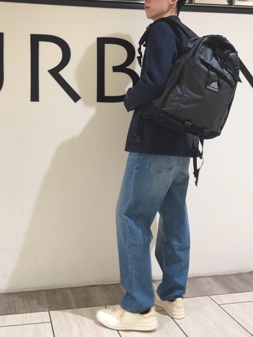 「お出かけコーデ、休日コーデ、大人カジュアル、シンプルスタイル、デニム、ジャケット、アーバンリサーチ、URBAN RESEARCH、韓国ファッション、ネイビー、ブルー、adidas、スニーカー、オトナカジュアル、リュック」｜「adidasの『25.5-29サイズ』adidas　Exclusive STAN SMITH LUX（スニーカー、ホワイト系）」を使った、うちだりょうさん（骨格ナチュラル・メンズ・178cm）の冬コーディネートの2枚目の写真