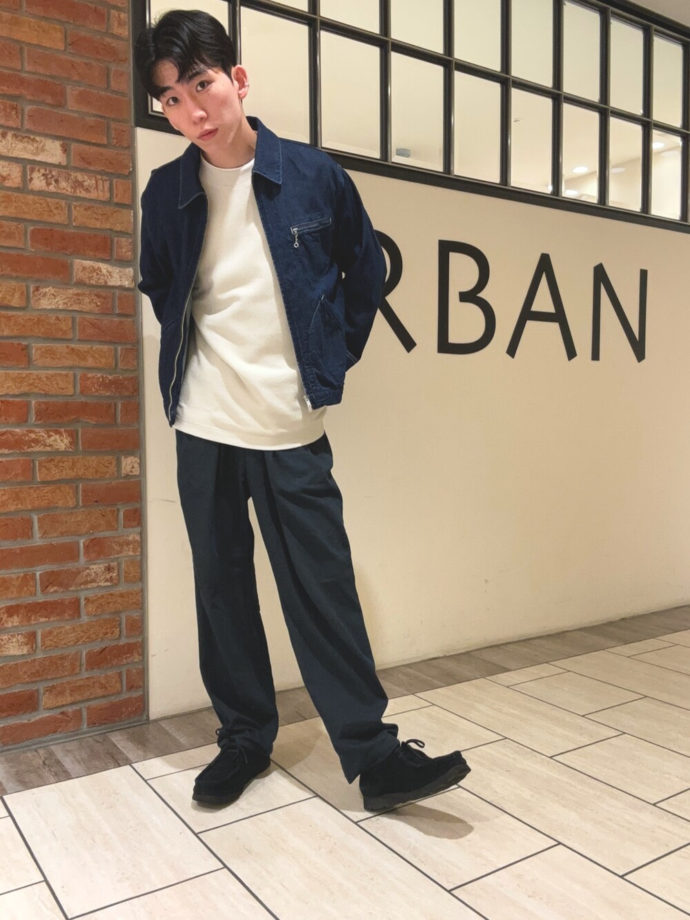 ホワイト系のTシャツ/カットソー、ブラック系のデニムパンツ、ブラック系のその他シューズを着用したメンズの秋コーディネートの2枚目の写真