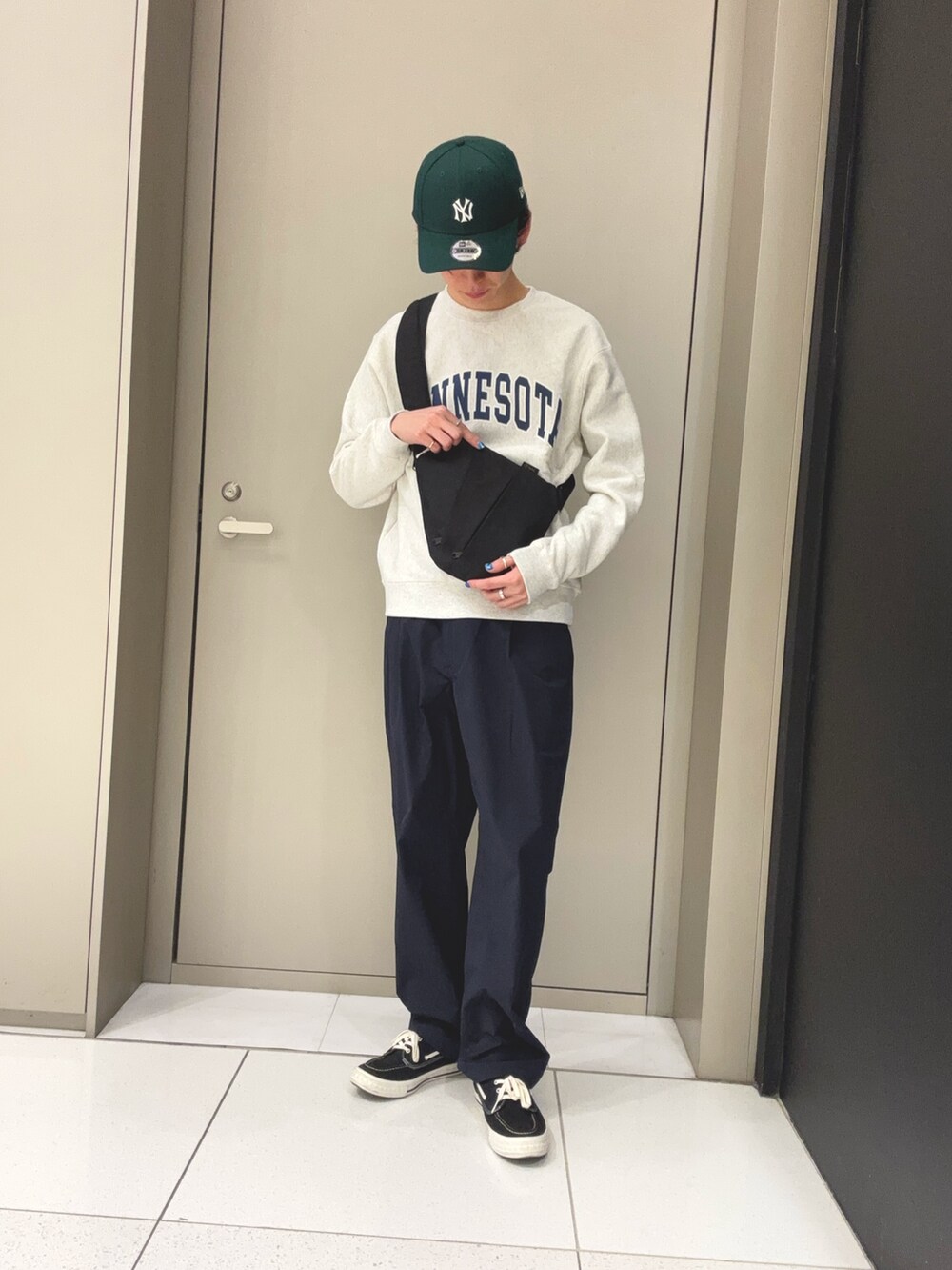 ブルー系のその他パンツ、ブラック系のショルダーバッグ、グレー系のスウェットを着用したメンズの冬コーディネートの2枚目の写真