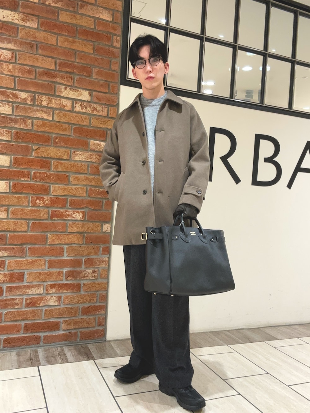 「スラックス、大人コーデ、デートコーデ、ニットコーデ、冬コーデ、大人カジュアル、スニーカー、休日コーデ、秋冬コーデ、冬アウター、韓国ファッション、URBAN RESEARCH、アーバンリサーチ、ステンカラーコート、メガネ男子」|「SALOMONのSALOMON SALOMON ACS PRO GTX(スニーカー、ブラック系)」を使った、うちだりょうさん(メンズ・178cm)の秋コーディネートの2枚目の写真