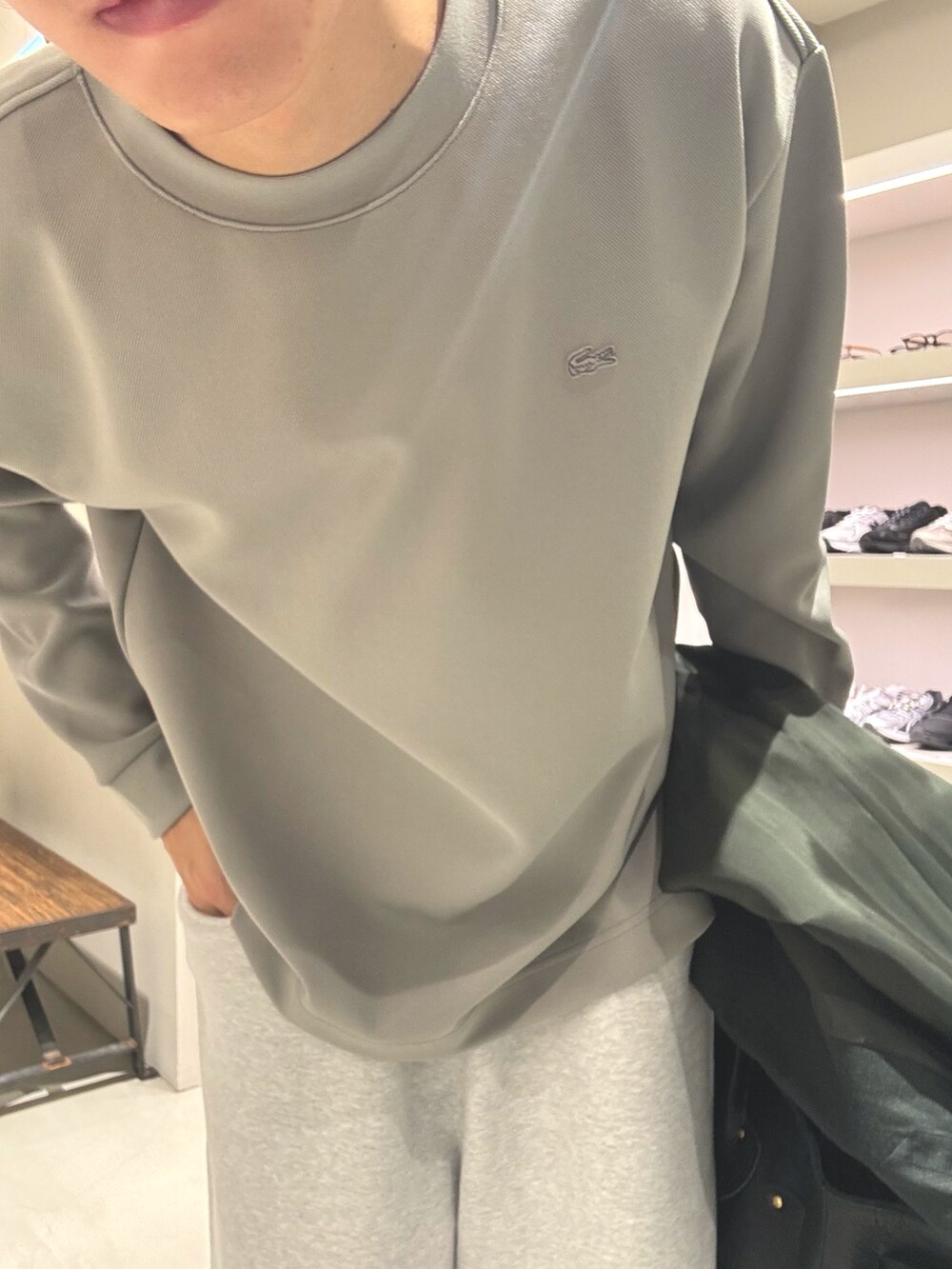 ブラック系のトートバッグ、グリーン系のその他アウター、グレー系のTシャツ/カットソーを着用したメンズの秋コーディネートの4枚目の写真