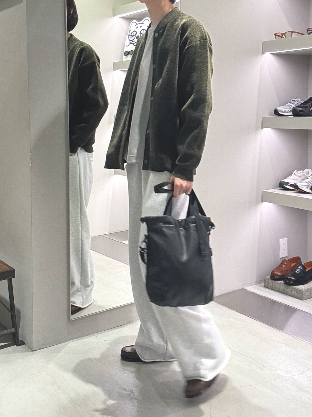 グレー系のTシャツ/カットソー、グレー系のスウェットパンツ、グリーン系のカーディガン/ボレロを着用したメンズの秋コーディネートの2枚目の写真
