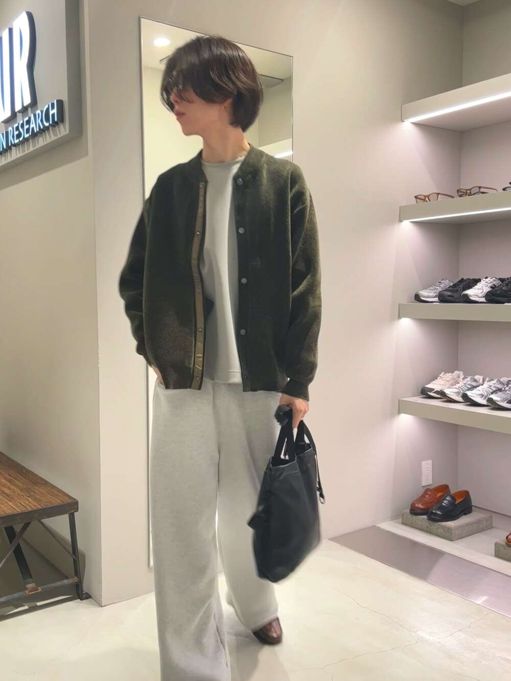 グレー系のTシャツ/カットソー、グレー系のスウェットパンツ、グリーン系のカーディガン/ボレロを着用したメンズの秋コーディネートの3枚目の写真