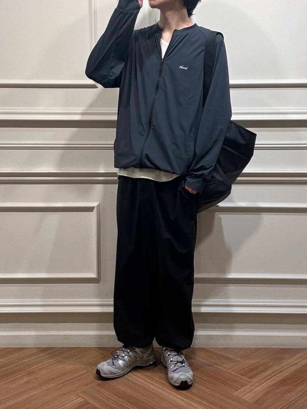 ブラック系のショルダーバッグ、ホワイト系のタンクトップ、ブラック系のその他パンツを着用したメンズの夏コーディネートの2枚目の写真