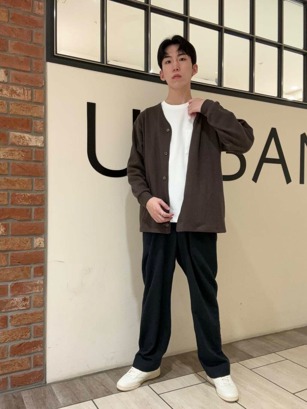 ホワイト系のTシャツ/カットソー、ブラック系のデニムパンツ、ホワイト系のスニーカーを着用したメンズの夏コーディネートの2枚目の写真