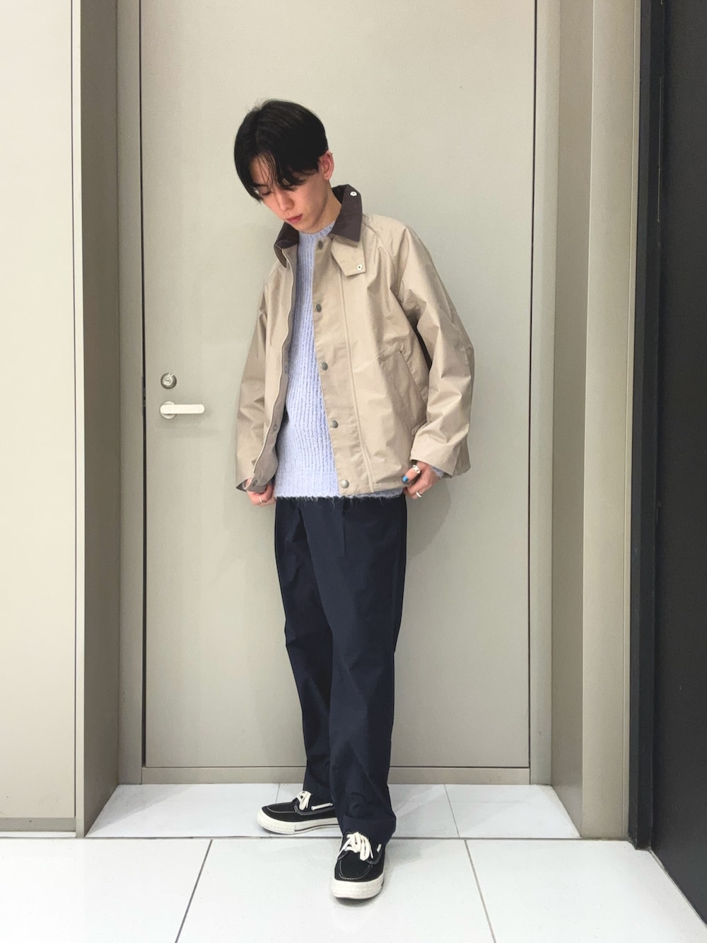 「シンプル、大人コーデ、きれいめカジュアル、大人カジュアル、barbour、URBAN RESEARCH、アーバンリサーチ、ベージュ、ニット、春コーデ、スニーカー、韓国ファッション、ジャケット、デートコーデ、おでかけコーデ」|「Barbourの『別注』Barbour / URBAN RESEARCH TRANSPORT COACH(ナイロンジャケット、ベージュ系)」を使った、うちだりょうさん(骨格ナチュラル・メンズ・178cm)の冬コーディネートの2枚目の写真