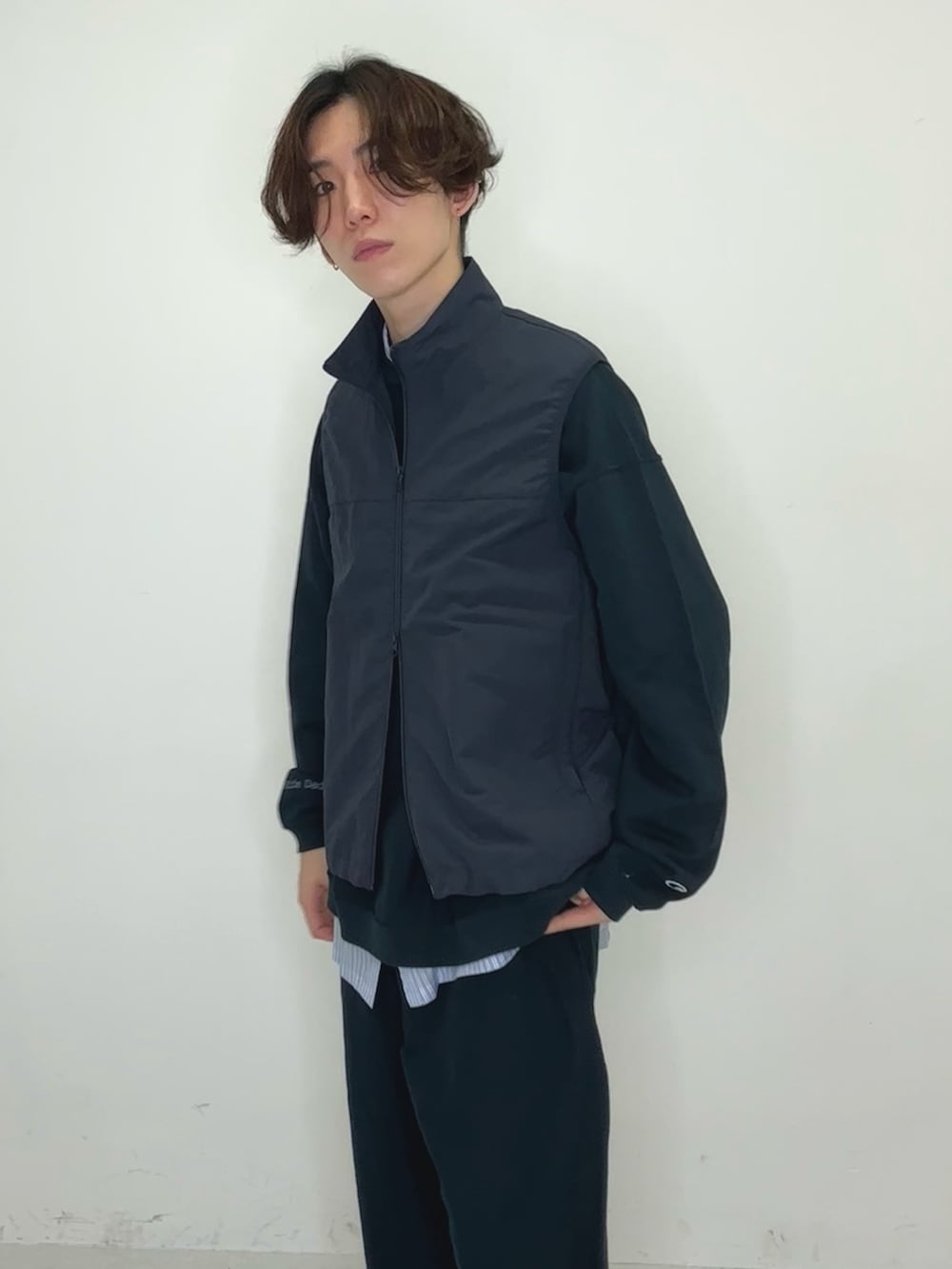 ブルー系のスニーカー、ブルー系のスウェット、ブルー系のその他パンツを着用したメンズの冬コーディネートの4枚目の写真