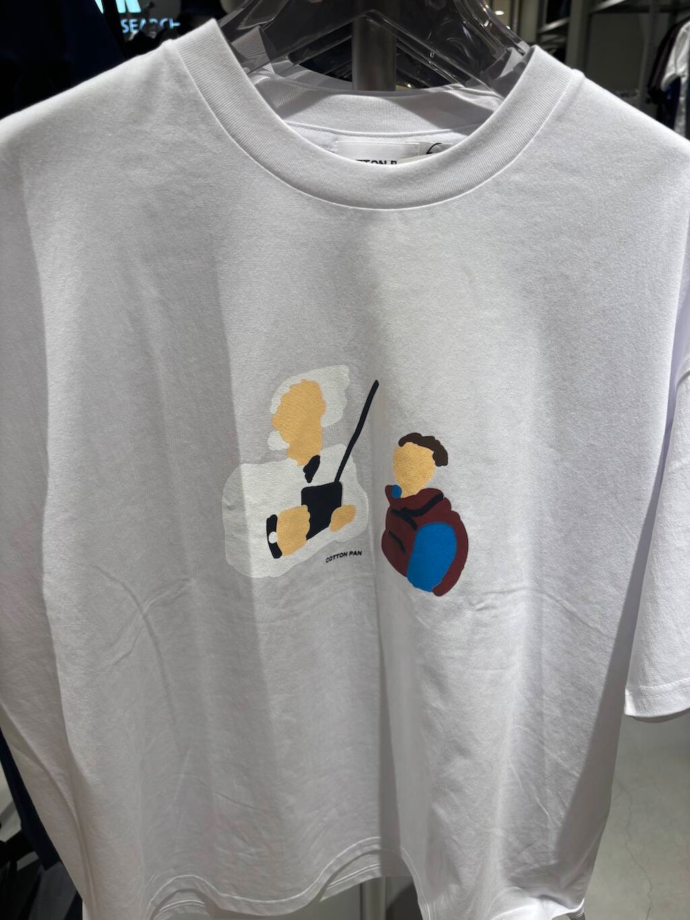 ブルー系のその他パンツ、ブラック系のショルダーバッグ、グレー系のサンダルを着用したメンズの夏コーディネートの3枚目の写真