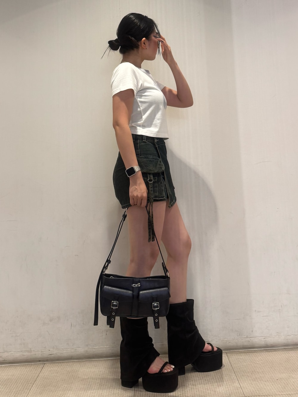 ホワイト系のTシャツ/カットソー、ブルー系のその他パンツ、ブラック系のサンダルを着用したレディースの夏コーディネートの2枚目の写真