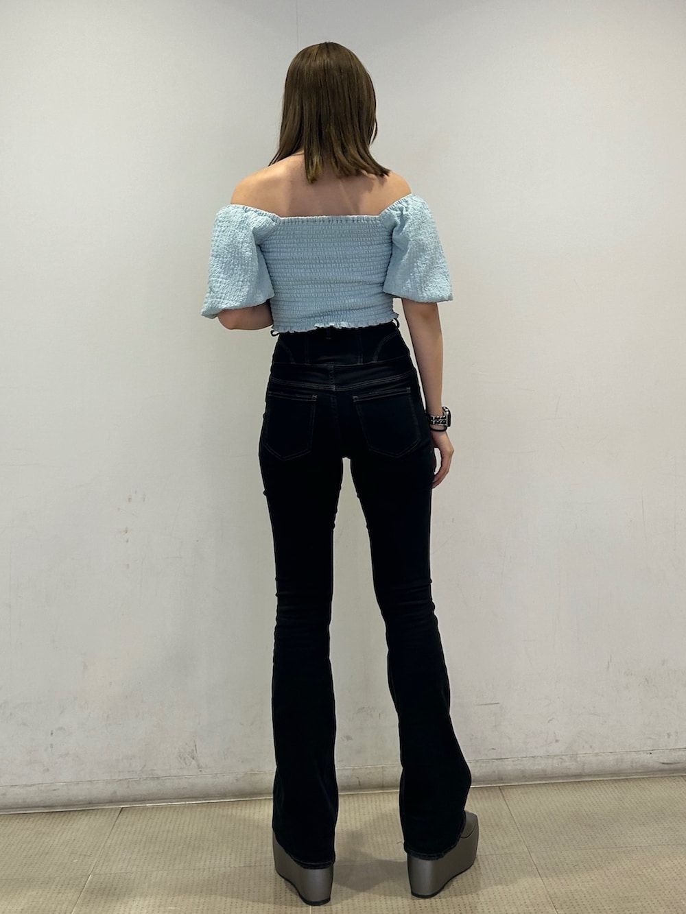 ブルー系のTシャツ/カットソー、シルバー系のサンダル、ブラック系のデニムパンツを着用したレディースの春コーディネートの2枚目の写真