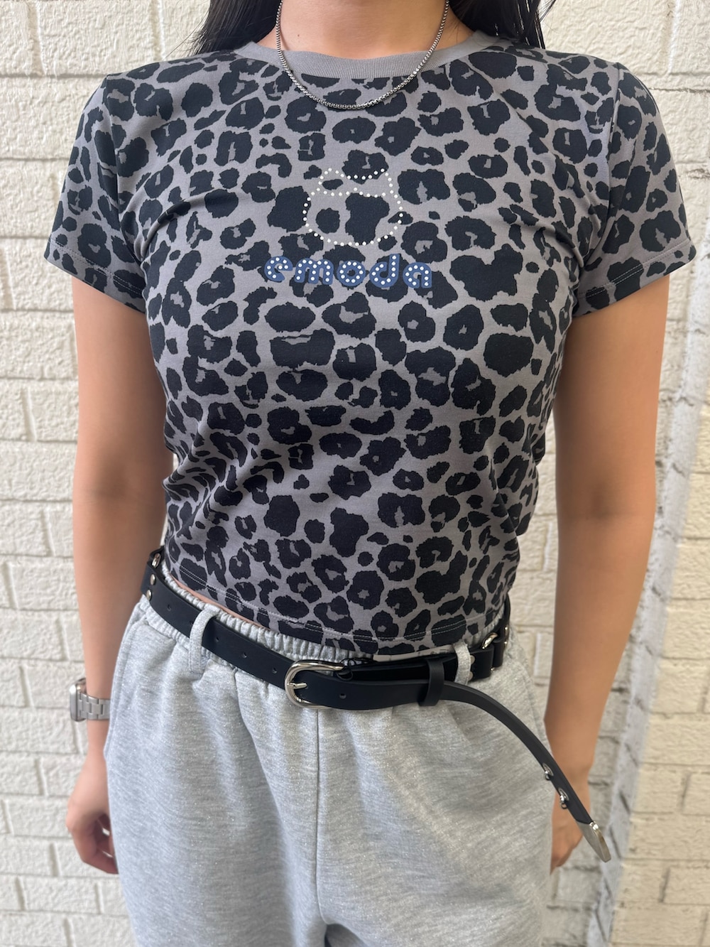 グレー系のTシャツ/カットソー、グレー系のスウェットパンツ、ブラック系のスリッポンを着用したレディースの夏コーディネートの4枚目の写真