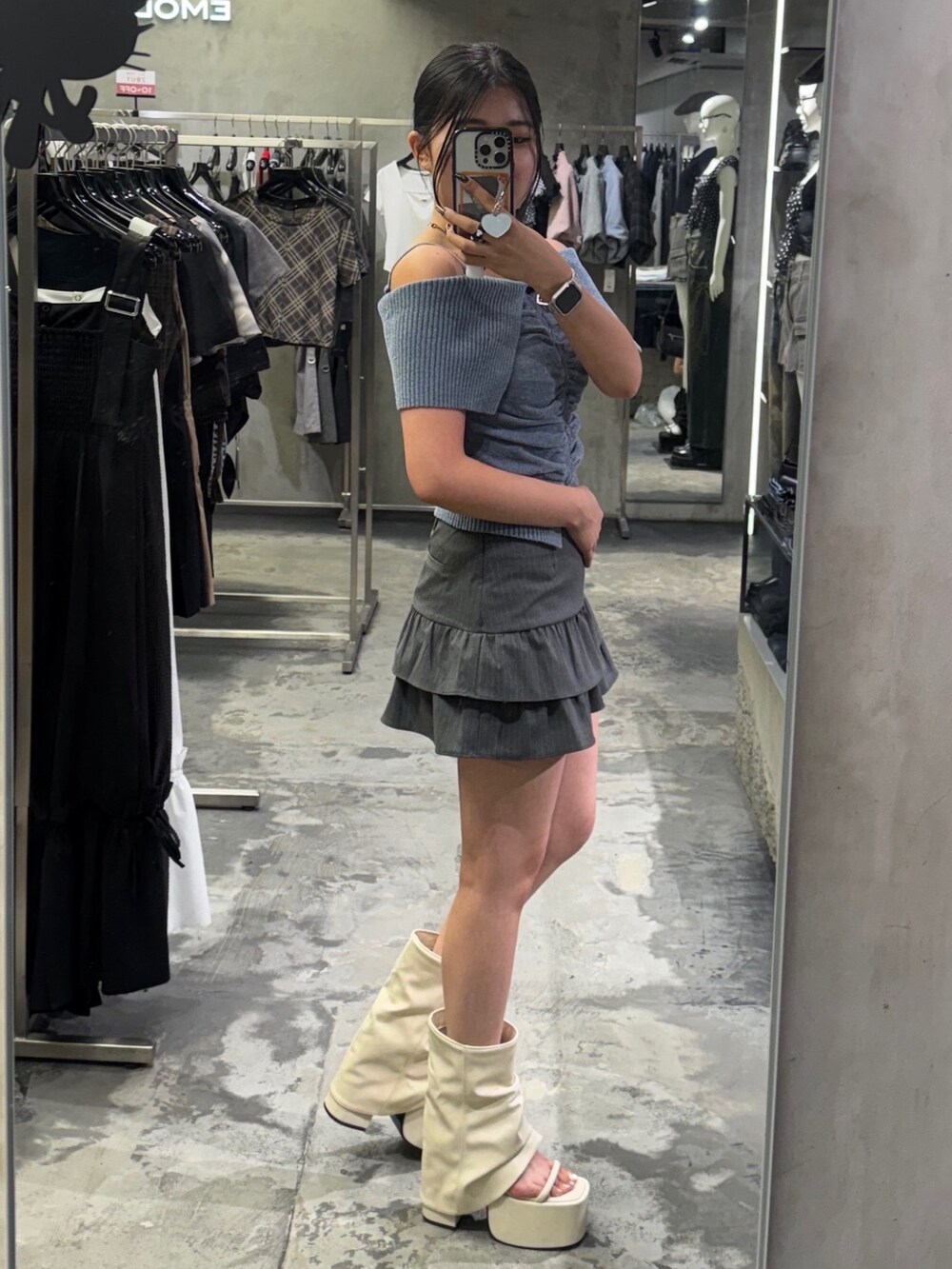 ブルー系のニット/セーター、グレー系のスカート、ホワイト系のサンダルを着用したレディースの夏コーディネートの3枚目の写真