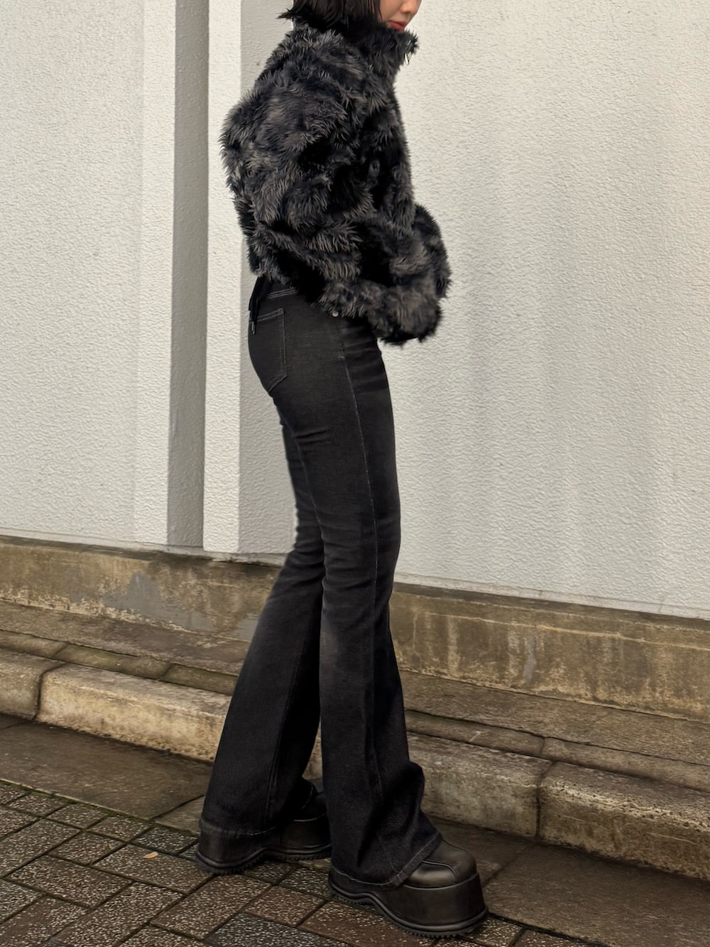 その他のブルゾン、ブラック系のニット/セーター、ブラック系のデニムパンツを着用したレディースの秋コーディネートの2枚目の写真