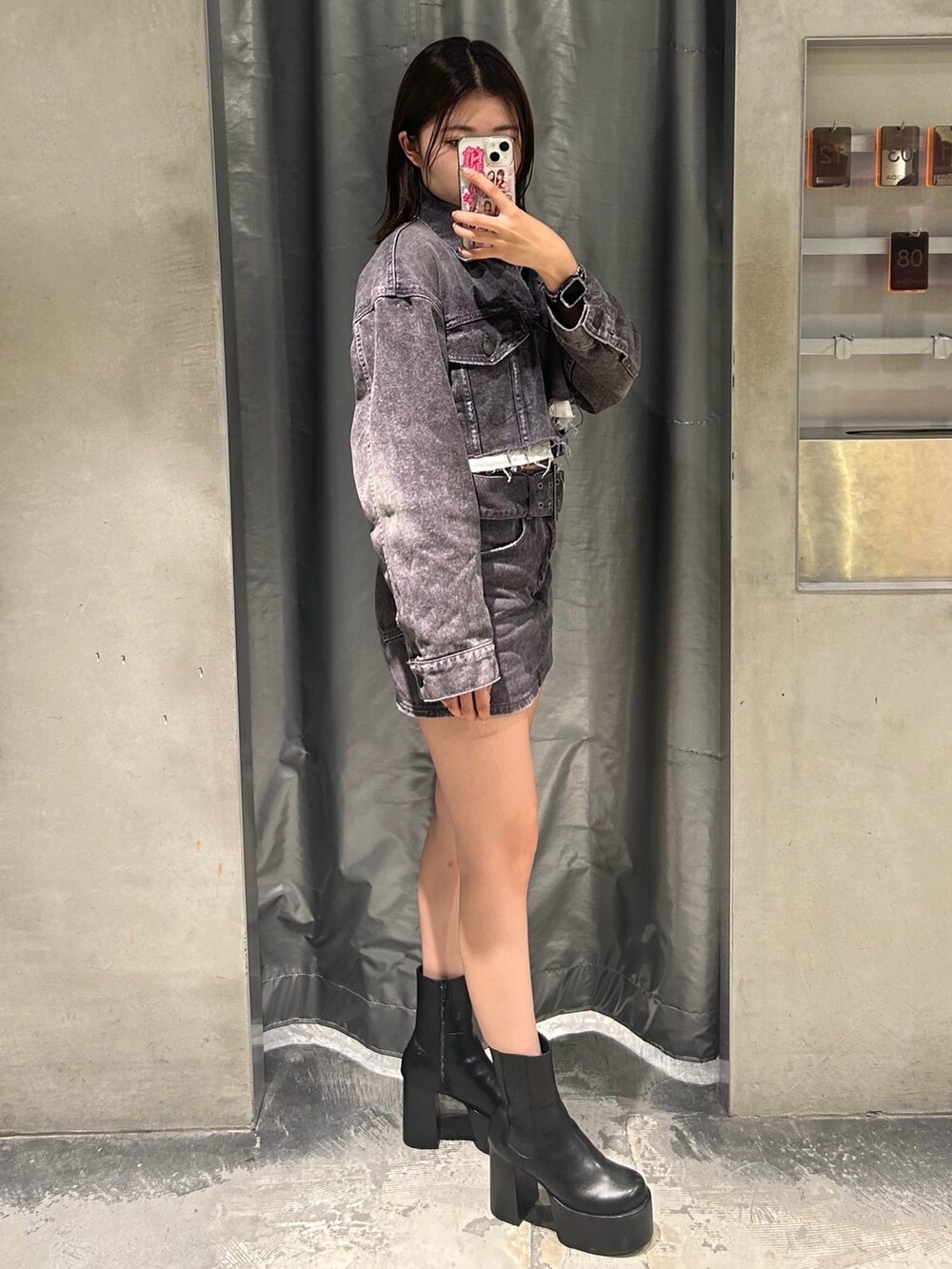 ブラック系のデニムジャケット、その他のTシャツ/カットソー、ブラック系のデニムスカートを着用したレディースの秋コーディネートの3枚目の写真