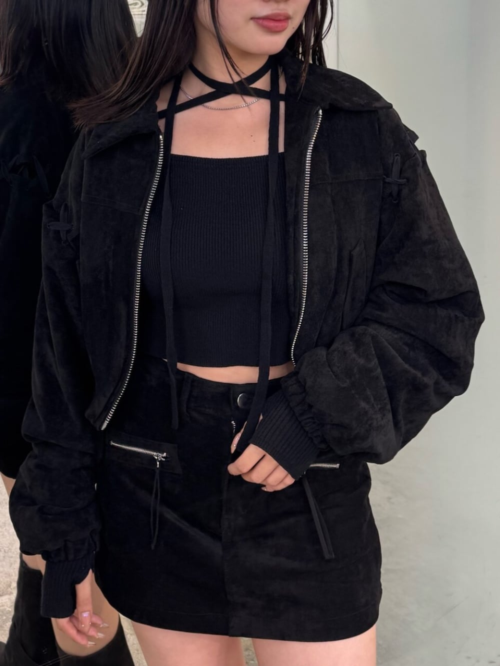 ブラック系のブーツ、ブラック系のブルゾン、ブラック系のスカートを着用したレディースの秋コーディネートの4枚目の写真