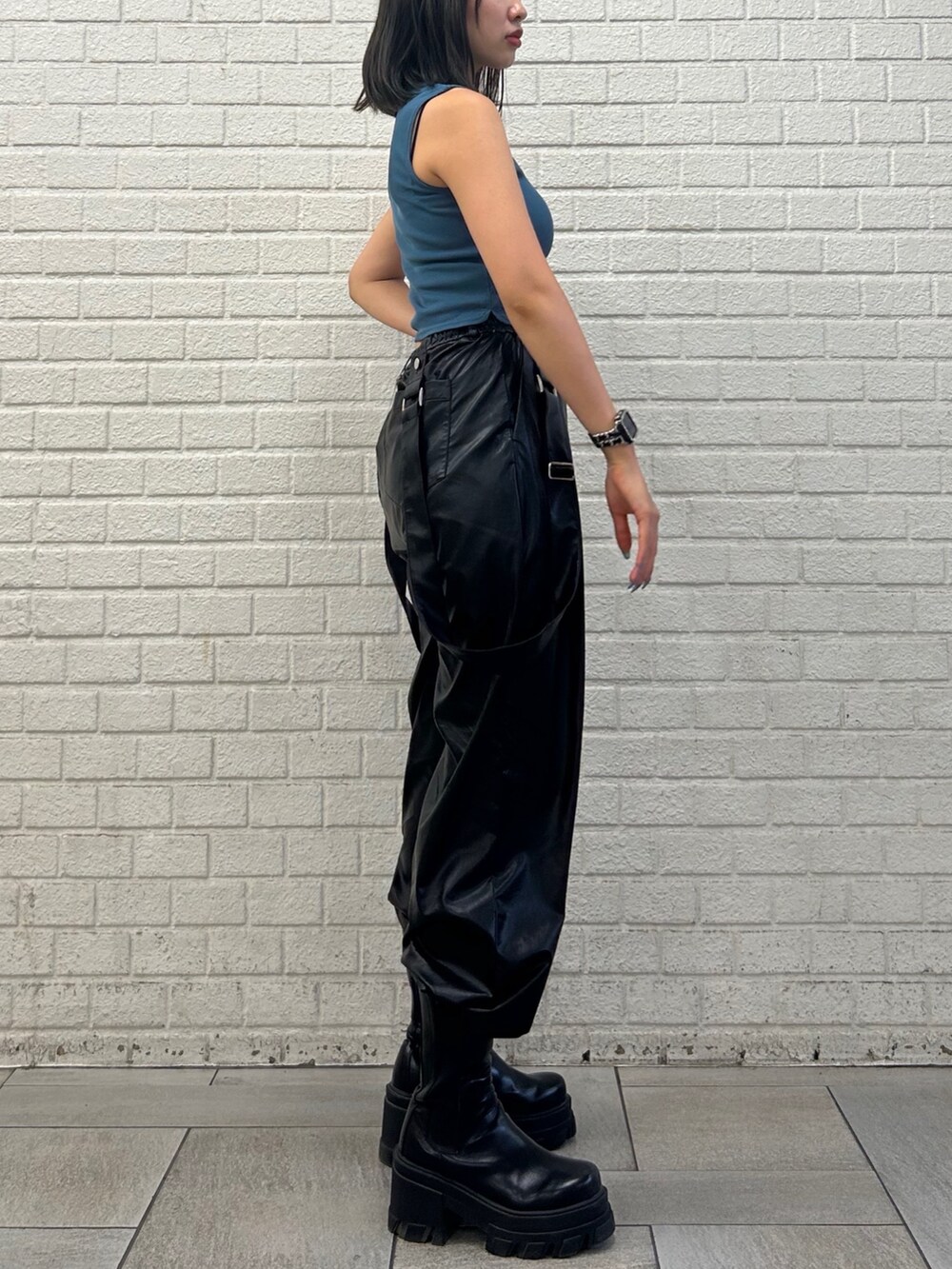 ブルー系のタンクトップ、その他のその他パンツ、ブラック系のブーツを着用したレディースの夏コーディネートの3枚目の写真