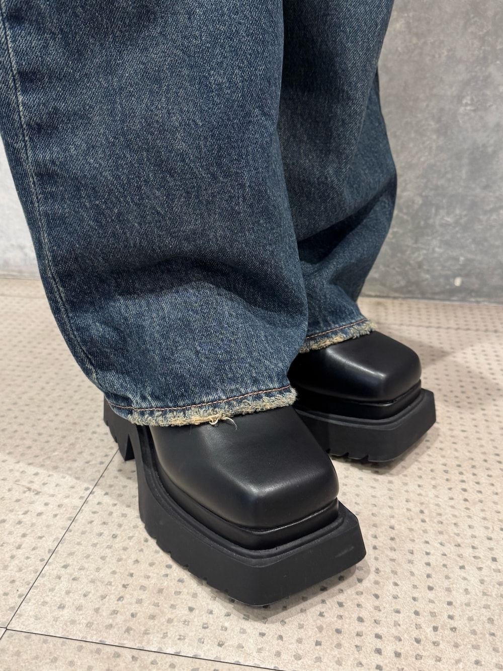 ブルー系のデニムジャケット、ブルー系のデニムパンツ、ブラック系のニット/セーターを着用したレディースの秋コーディネートの6枚目の写真