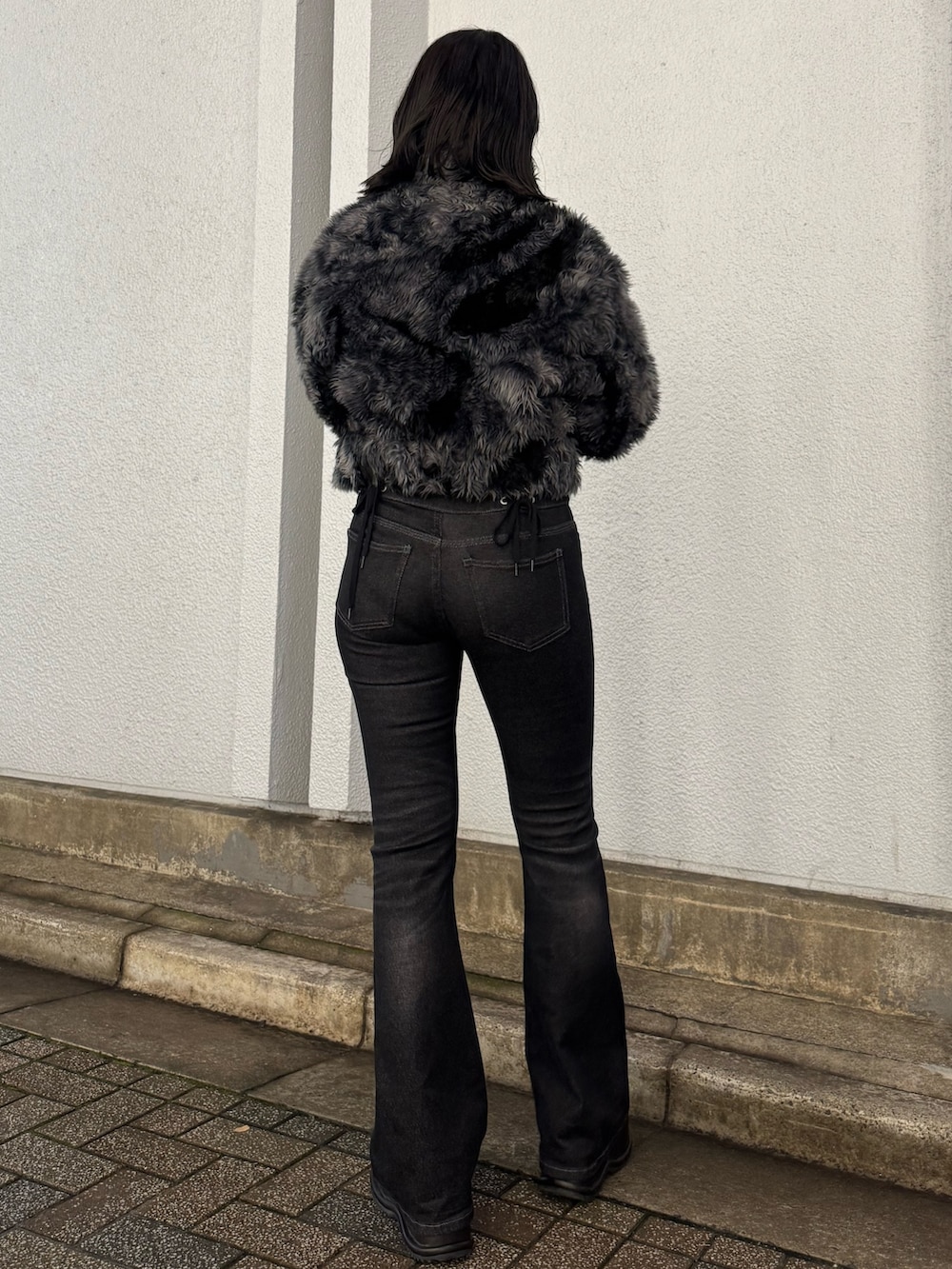 その他のブルゾン、ブラック系のニット/セーター、ブラック系のデニムパンツを着用したレディースの秋コーディネートの3枚目の写真