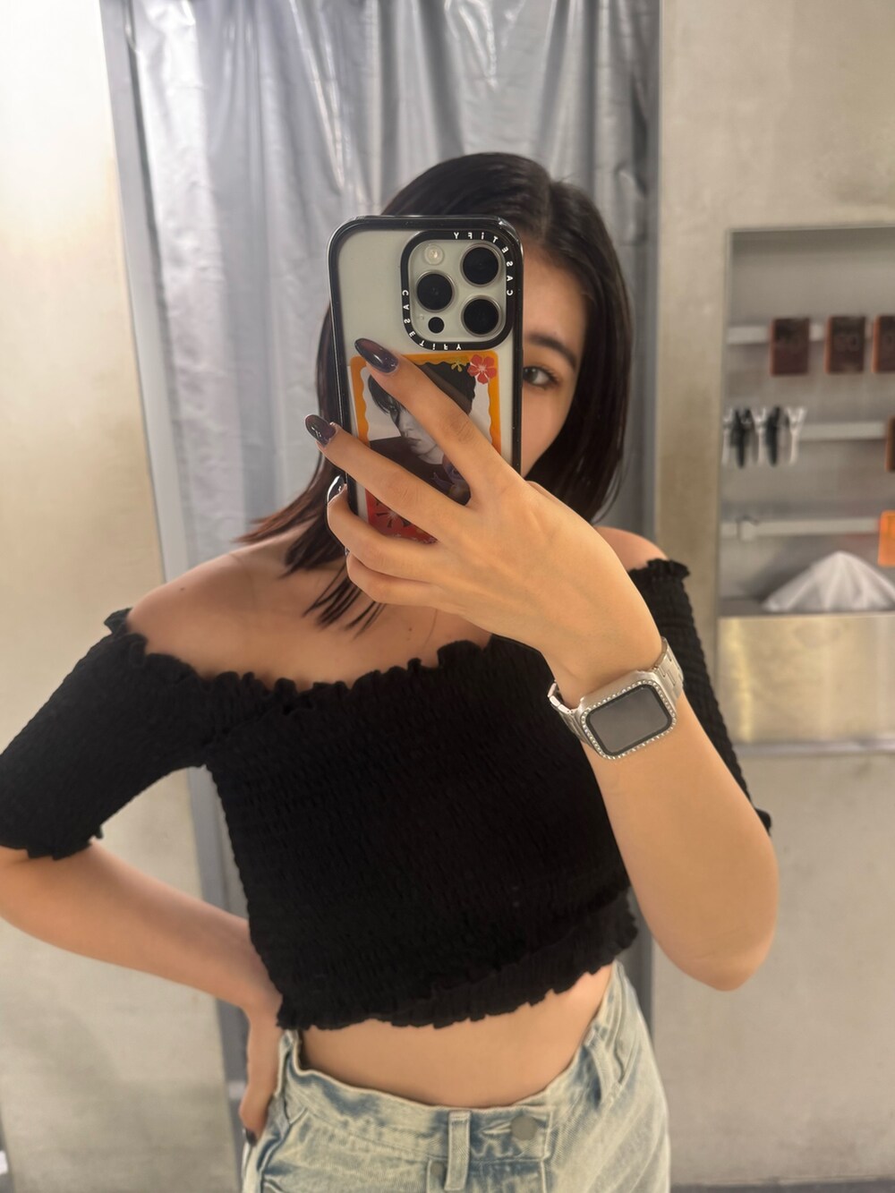 ブラック系のTシャツ/カットソー、ブルー系のデニムパンツ、ブラック系のサンダルを着用したレディースの夏コーディネートの2枚目の写真