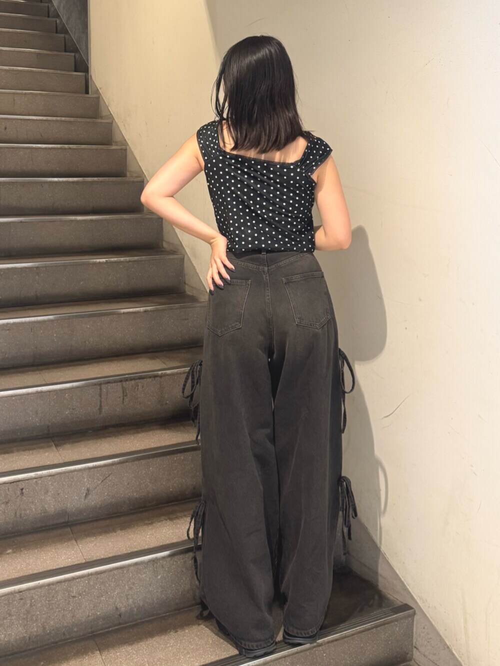 ブラック系のサンダル、ブラック系のタンクトップ、ブラック系のデニムパンツを着用したレディースの夏コーディネートの3枚目の写真