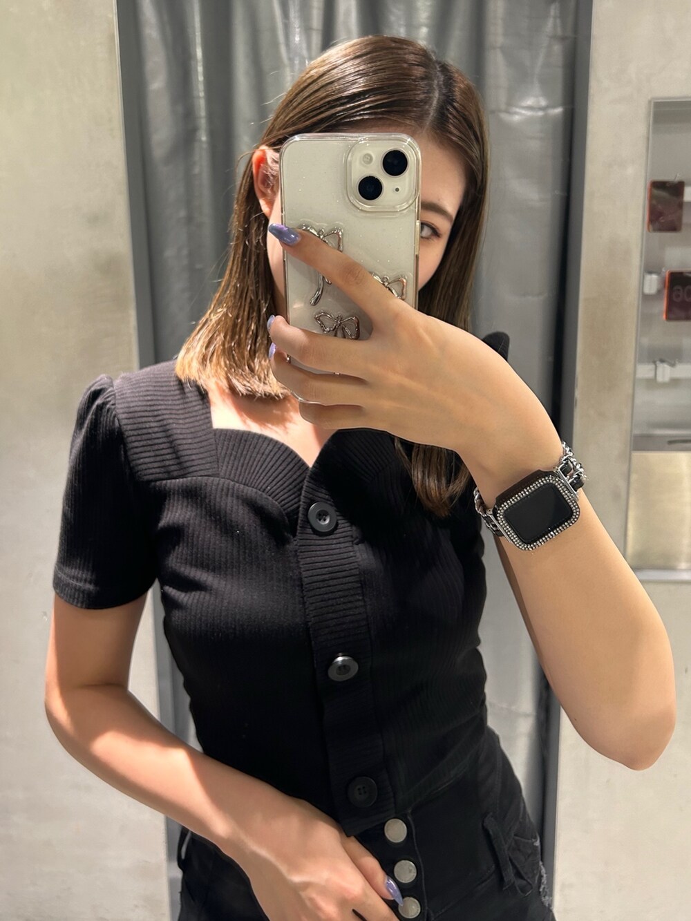 ブラック系のTシャツ/カットソー、ブラック系のデニムパンツ、ブラック系のサンダルを着用したレディースの夏コーディネートの2枚目の写真