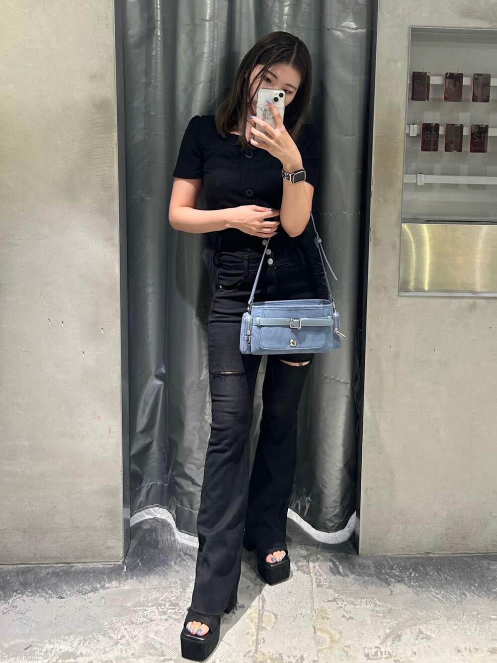 ブラック系のTシャツ/カットソー、ブラック系のデニムパンツ、ブラック系のサンダルを着用したレディースの夏コーディネートの5枚目の写真