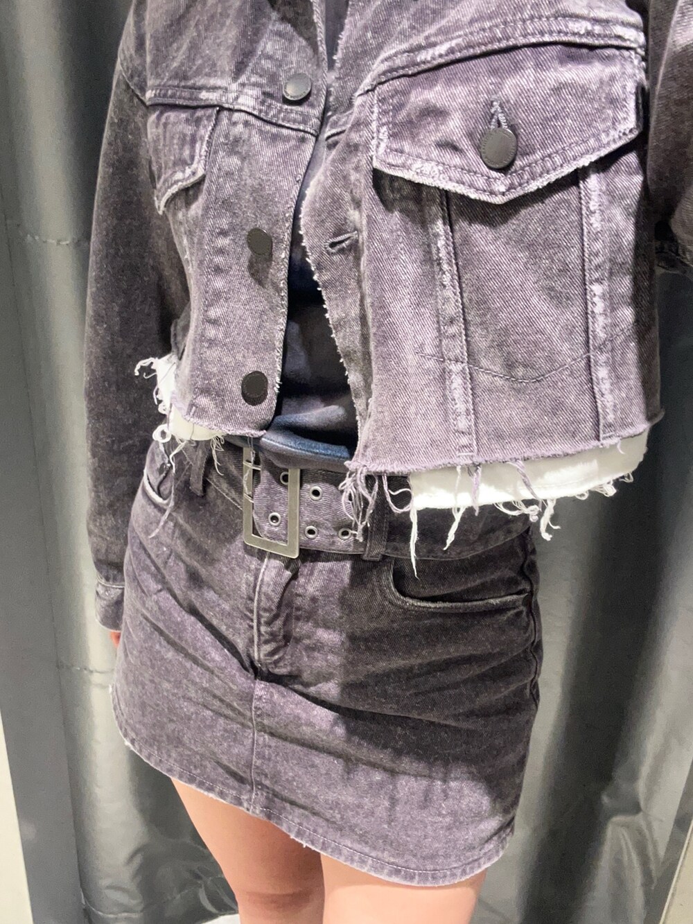 ブラック系のデニムジャケット、その他のTシャツ/カットソー、ブラック系のデニムスカートを着用したレディースの秋コーディネートの5枚目の写真