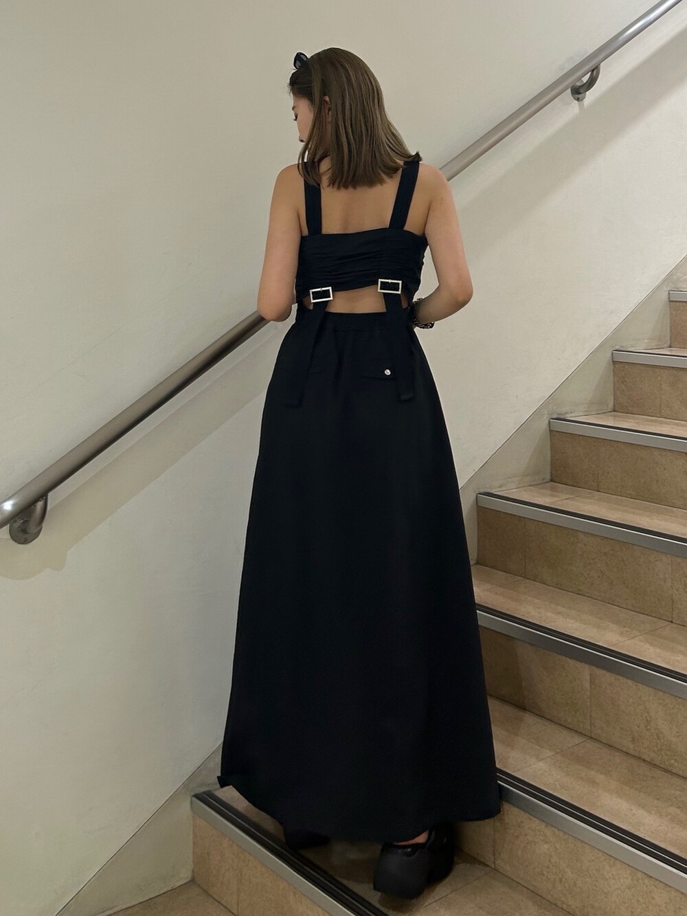 ブラック系のワンピース、ブラック系のサンダル、ブラック系のサングラスを着用したレディースの夏コーディネートの4枚目の写真